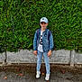 Matheo a rejoint le concours — aidez-le/la à gagner de superbes lots ! child, boy, denim_jacket, baseball_cap, jeans, sneakers, backpack, green_hedge, outdoor, sidewalk, leaves, casual_clothing, smile, portrait, nature, urban, wall, young, standing, daytime