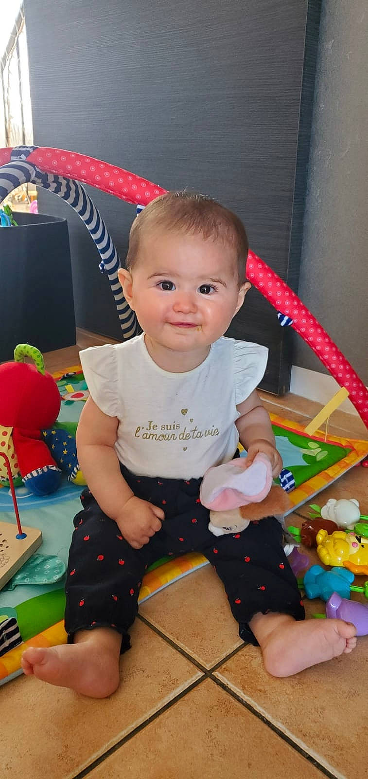 Lynn a rejoint le concours — aidez-le/la à gagner de superbes lots ! baby, baby_playing_with_toys, baby_toddler_clothing, chair, cheek, child, event, fun, happy, people, person, play, room, shorts, sitting, skin, smile, standing, toddler, toy