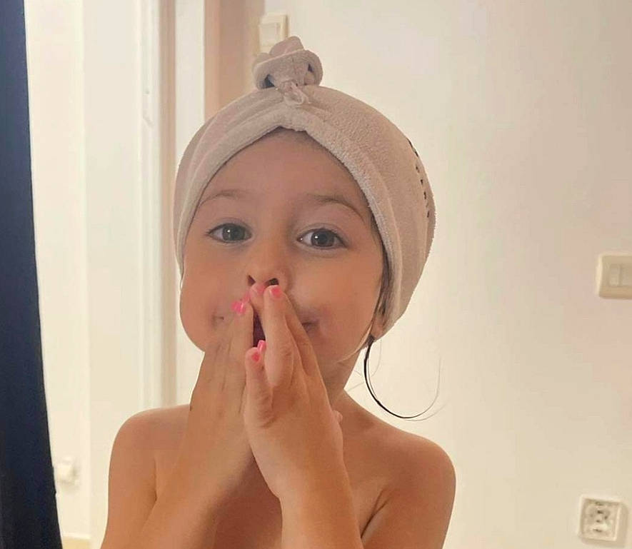 Melya a rejoint le concours — aidez-le/la à gagner de superbes lots ! bathing, cap, cheek, chest, chin, ear, eye, eyebrow, eyelash, finger, gesture, happy, headwear, jaw, lip, mouth, neck, nose, person, shoulder