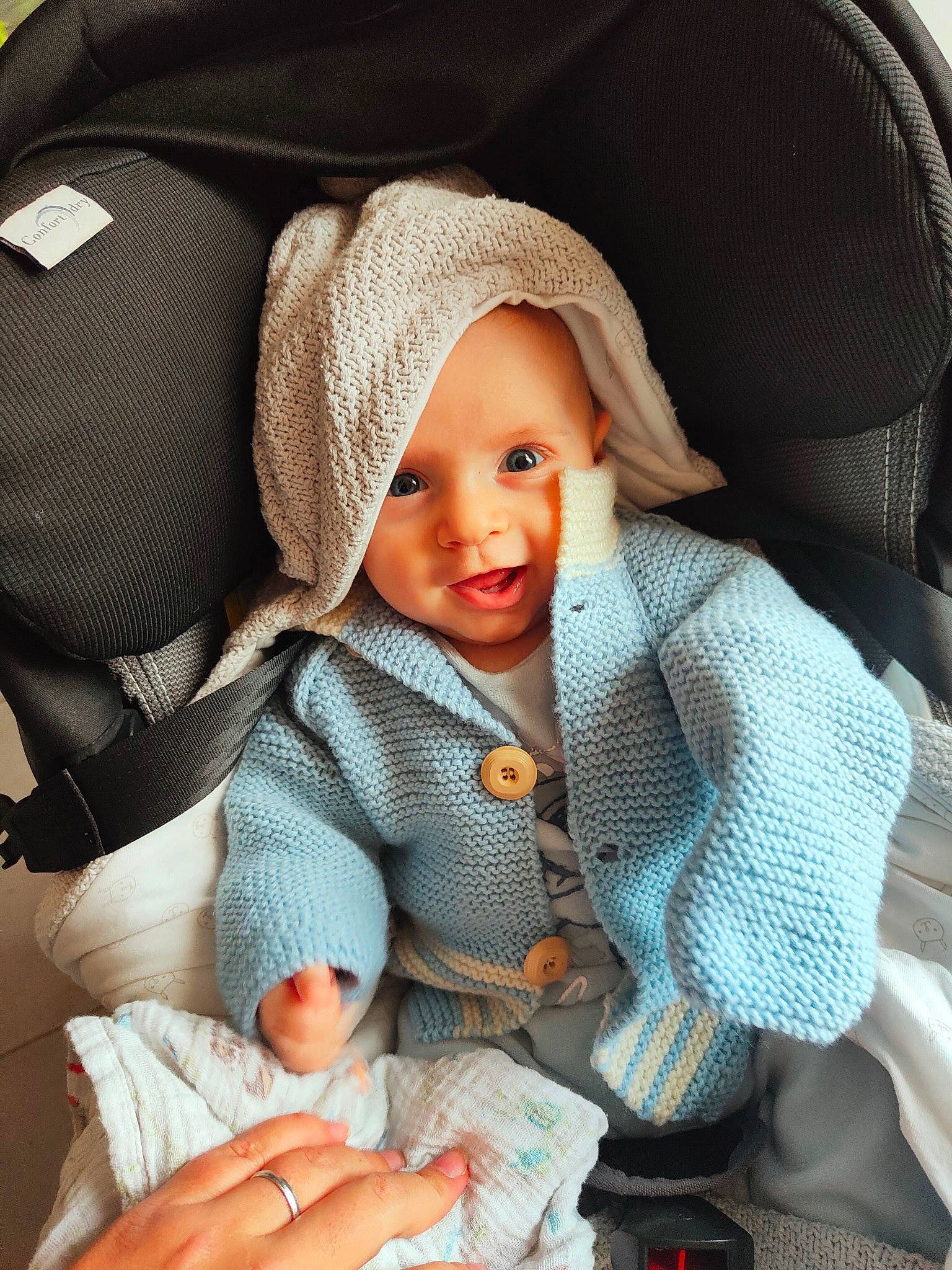 Saveriu participe au concours pour gagner de l'argent avec cette photo : auto_part, baby, baby_carriage, baby_products, baby_safety, baby_toddler_clothing, car_seat, cheek, child, comfort, fashion_accessory, headwear, linens, nail, pattern, person, product, sitting, skin, smile