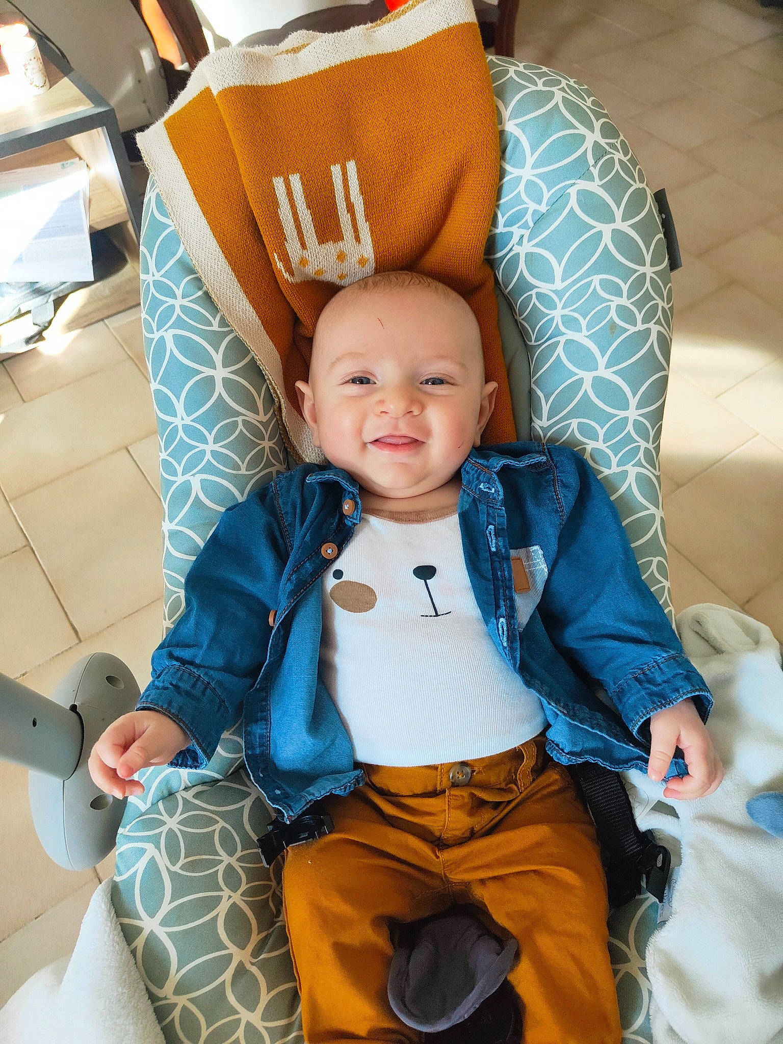 Saveriu a rejoint le concours — aidez-le/la à gagner de superbes lots ! baby, baby_carriage, baby_products, baby_toddler_clothing, car_seat, chair, child, comfort, electric_blue, eye, fun, happy, orange, person, personal_protective_equipment, room, sitting, sleeve, smile, toddler