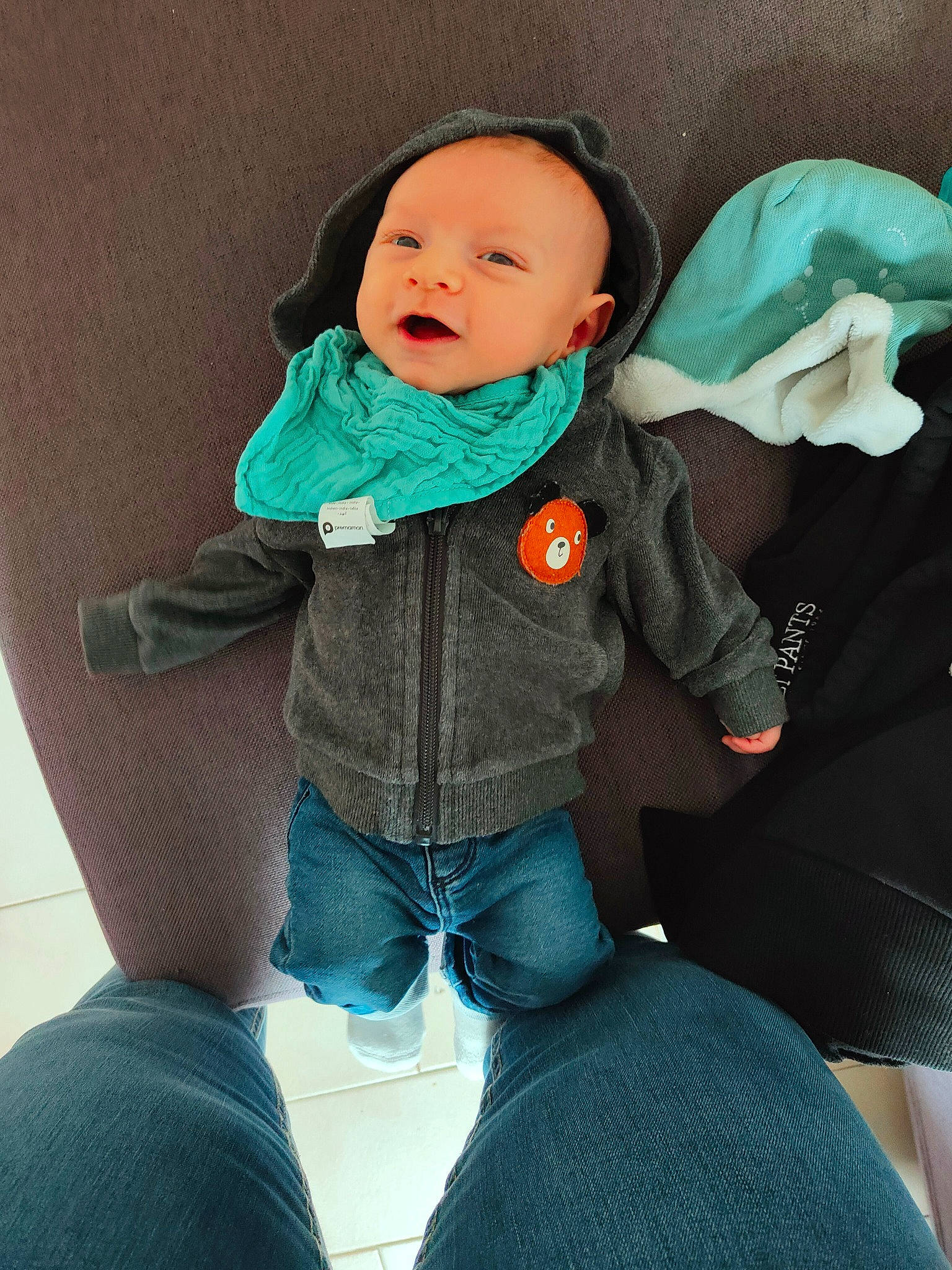 Saveriu a rejoint le concours — aidez-le/la à gagner de superbes lots ! baby, baby_products, baby_toddler_clothing, cheek, child, clothing, comfort, cool, denim, happy, headwear, human_body, jacket, jeans, outerwear, person, sitting, sleeve, smile, textile