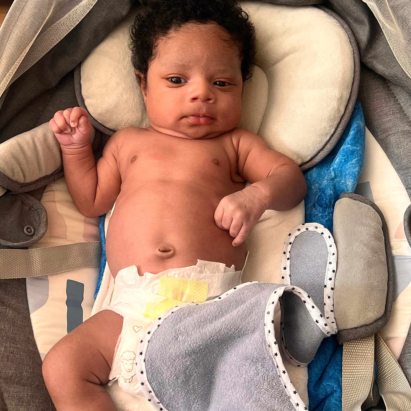 Meïvy a rejoint le concours — aidez-le/la à gagner de superbes lots ! baby, baby_seat, blanket, child, comfort, curly_hair, cushion, cute, diaper, expression, face, fist, indoors, infant, newborn, portrait, resting, skin, soft, straps