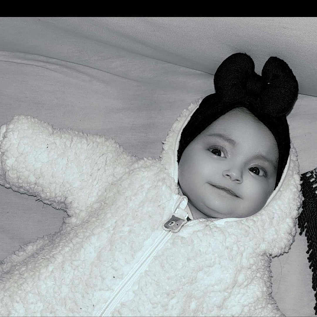 Fatiha a rejoint le concours — aidez-le/la à gagner de superbes lots ! baby, bonnet, cap, clothing, coat, face, glove, happy, hat, head, hood, jacket, knitwear, nature, outdoors, person, photography, portrait, smile, snow