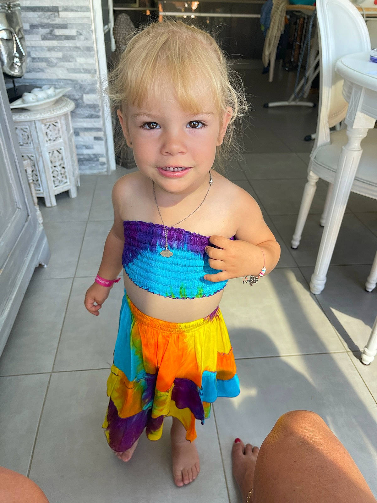 Romane a rejoint le concours — aidez-le/la à gagner de superbes lots ! baby, baby_toddler_clothing, chair, cheek, eye, floor, flooring, fun, iris, joy, person, photograph, product, shoulder, snapshot, standing, summer, thigh, toddler, trunk