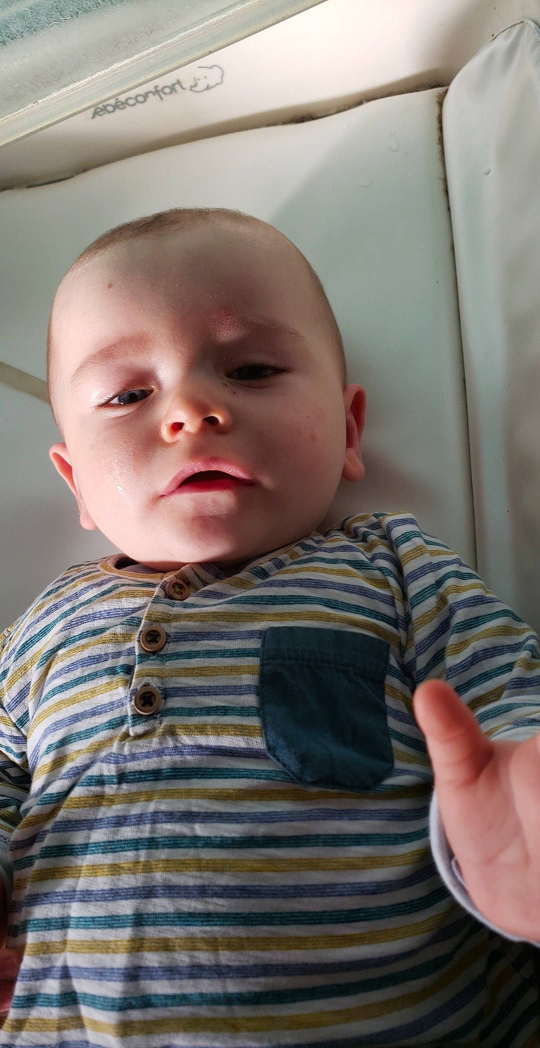 Aaron a rejoint le concours — aidez-le/la à gagner de superbes lots ! baby, baby_toddler_clothing, cheek, chin, comfort, eye, eyebrow, face, facial_expression, finger, iris, lip, mouth, neck, nose, person, product, skin, sleeve, standing