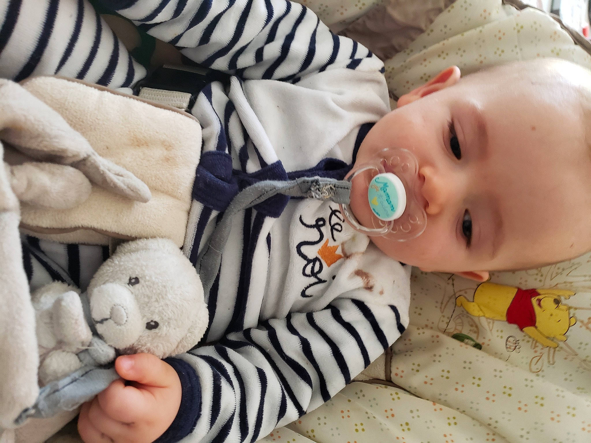 Aaron a rejoint le concours — aidez-le/la à gagner de superbes lots ! baby, baby_products, baby_sleeping, baby_toddler_clothing, cheek, child, comfort, linens, mammal, nose, pattern, person, product, room, sitting, skin, sleeve, textile, toddler, vertebrate