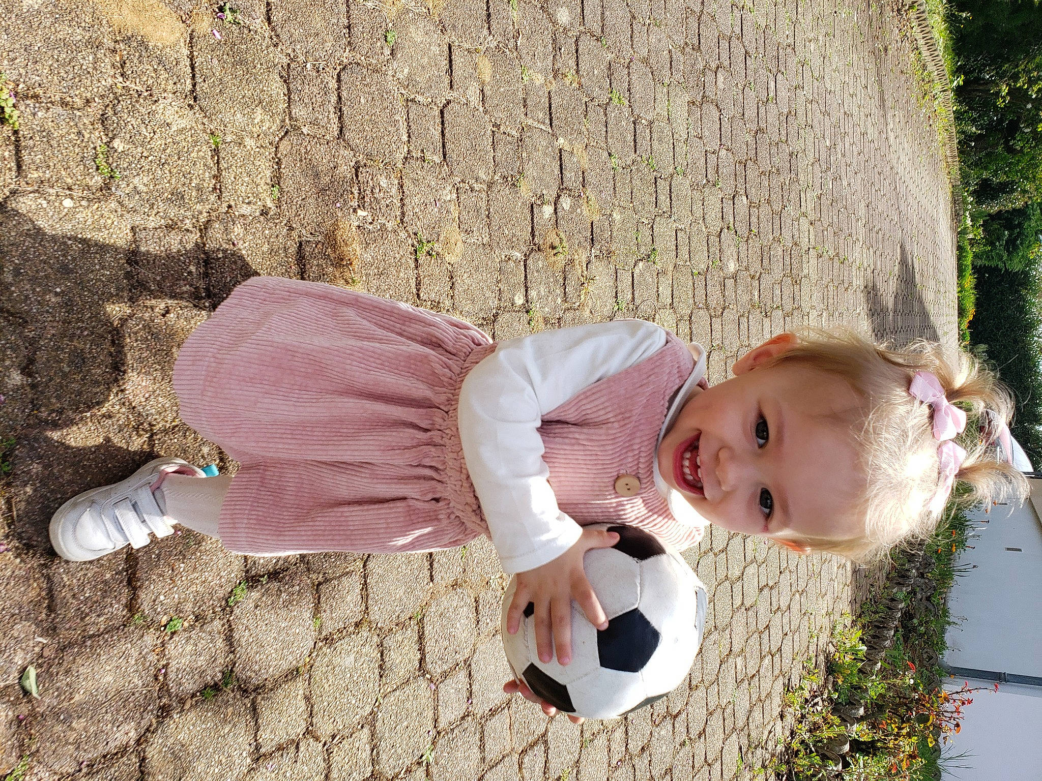 Eloïse a rejoint le concours — aidez-le/la à gagner de superbes lots ! baby, baby_toddler_clothing, ball, child, clothing, eye, football, fun, grass, happy, joy, leaf, leisure, pattern, people_in_nature, person, pink, plant, smile, toddler