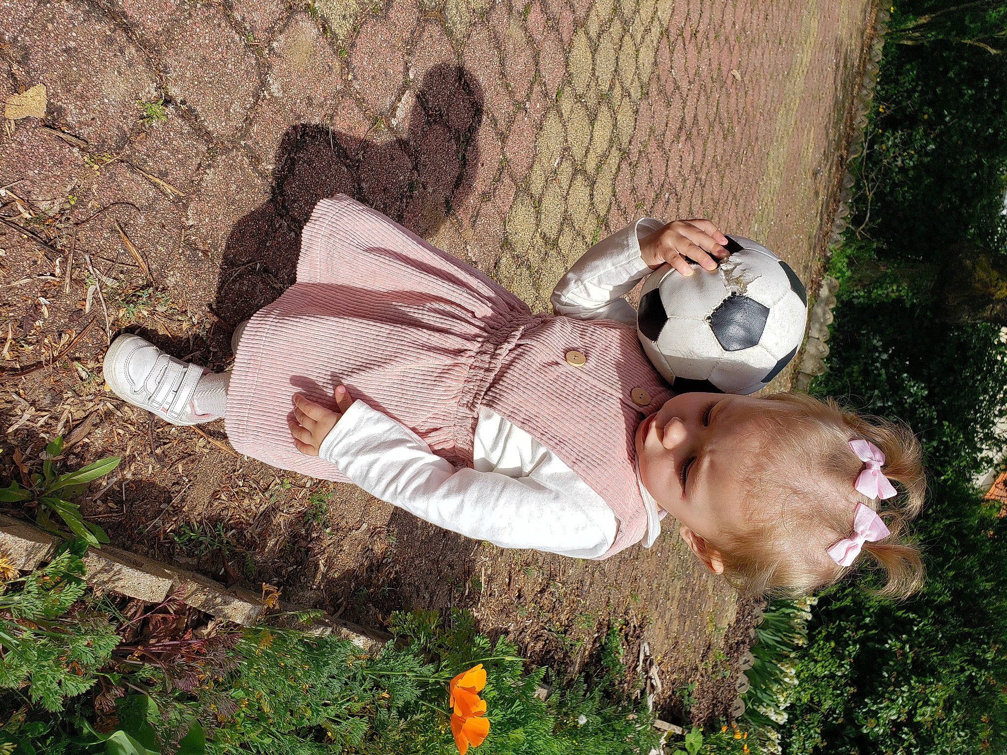 Eloïse a rejoint le concours — aidez-le/la à gagner de superbes lots ! ball, fawn, football, fun, fur, grass, happy, hat, leisure, people_in_nature, person, plant, soccer, sunglasses, thigh, toy, tree, wood