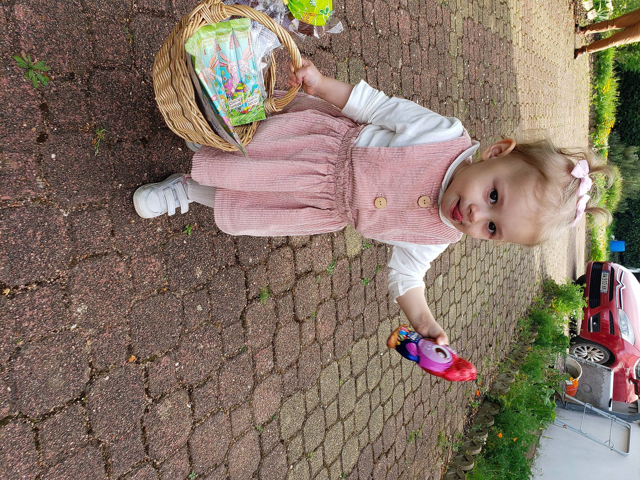 Eloïse a rejoint le concours — aidez-le/la à gagner de superbes lots ! baby, baby_toddler_clothing, car, child, fun, grass, green, hat, leaf, leisure, people_in_nature, person, plant, play, recreation, sitting, tire, toddler, tree, wheel