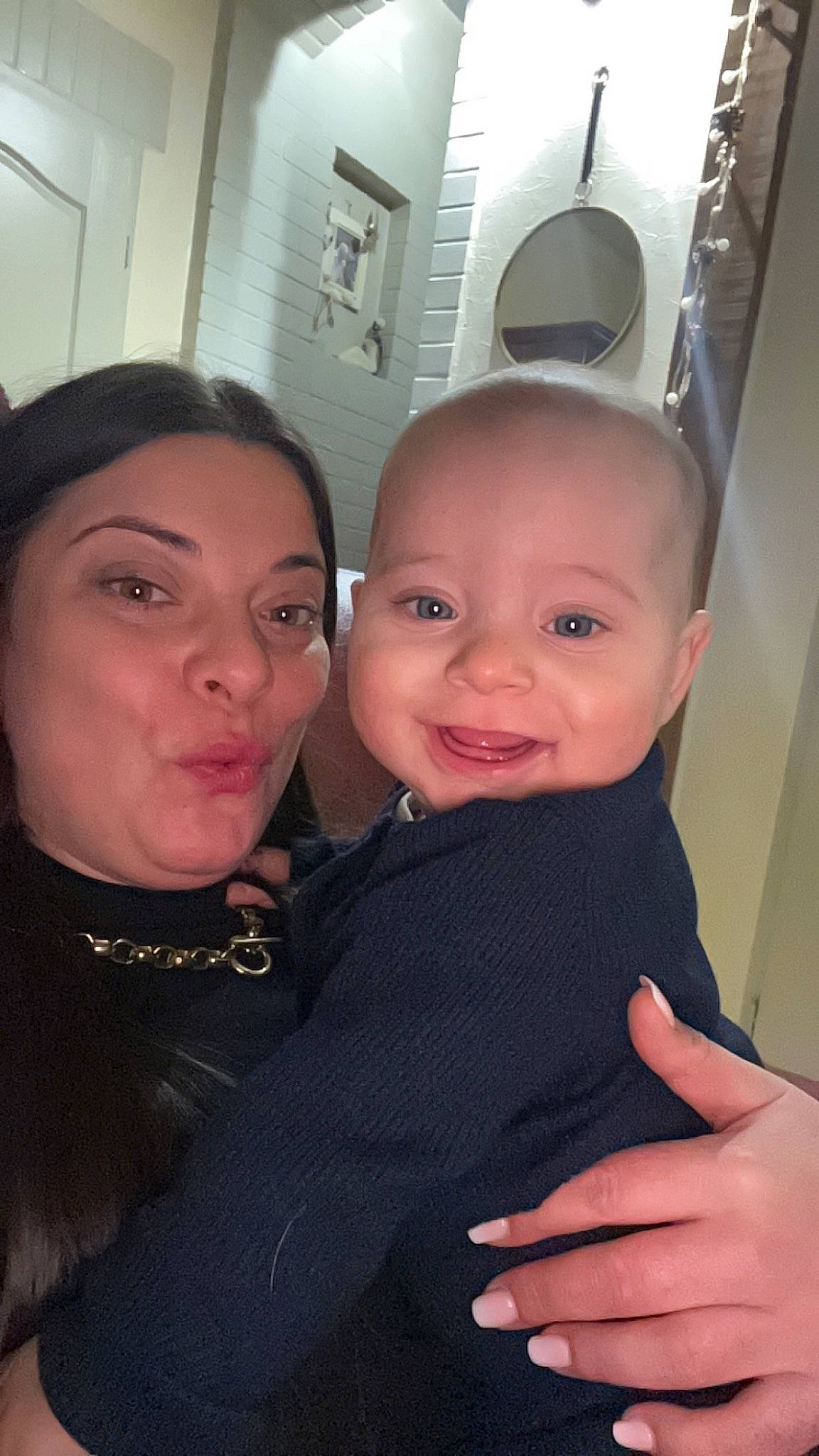 Milann a rejoint le concours — aidez-le/la à gagner de superbes lots ! baby, cheek, chin, ear, eye, eyebrow, face, forehead, fun, gesture, hairstyle, happy, iris, joy, lip, mouth, neck, nose, person, skin