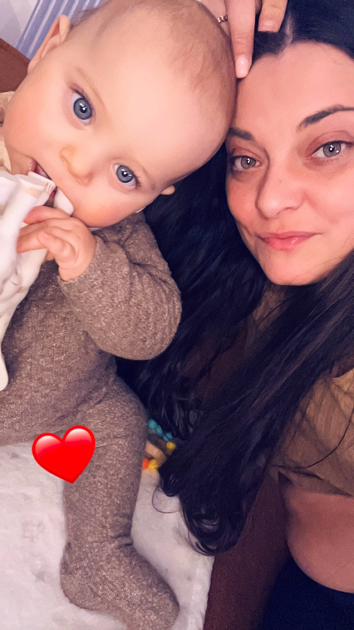 Milann participe au concours pour gagner de l'argent avec cette photo : cheek, chin, ear, eye, eyelash, face, facial_expression, forehead, hairstyle, hand, head, human, joy, lip, mouth, nose, organ, person, photograph, skin