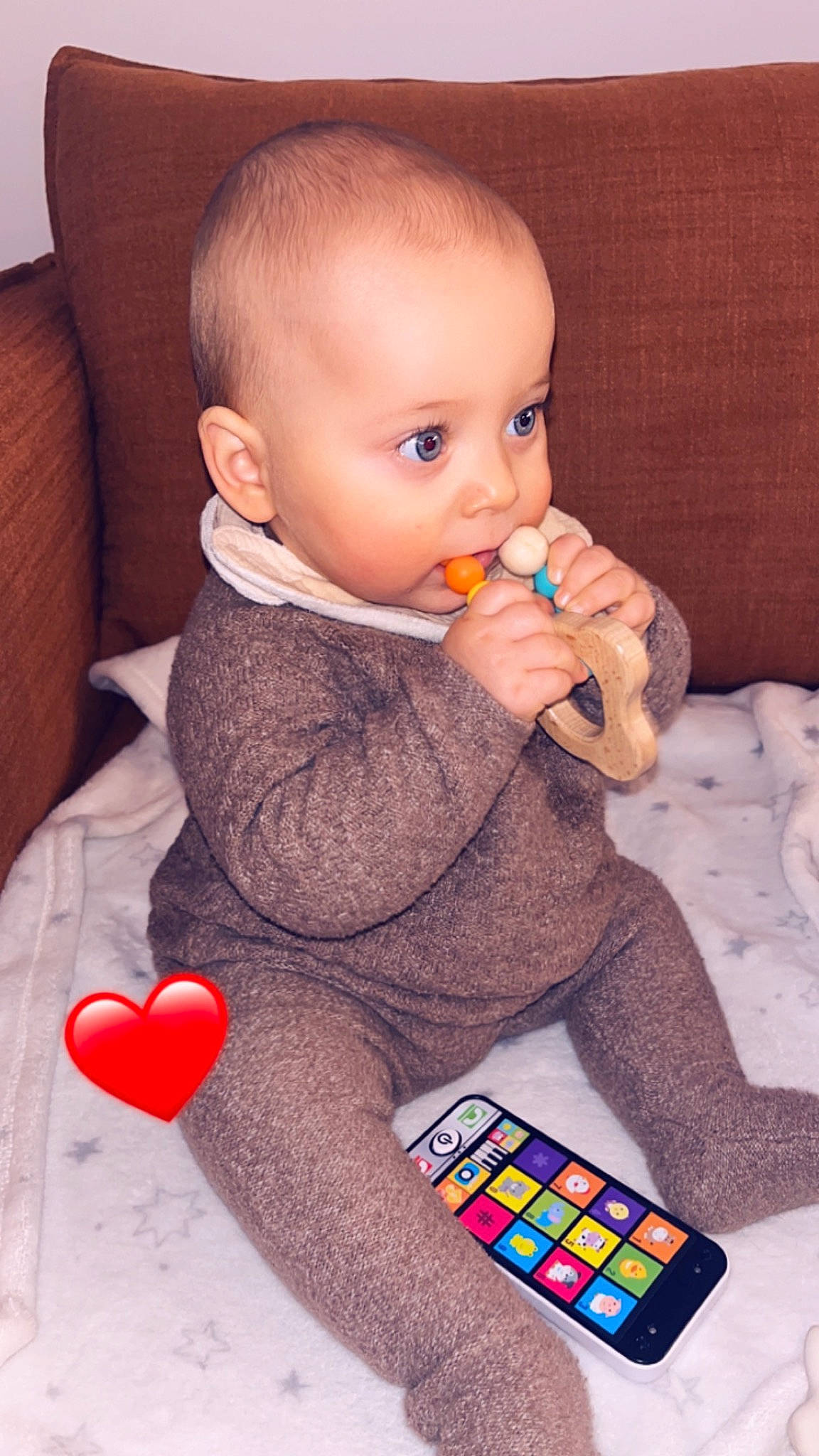 Milann a rejoint le concours — aidez-le/la à gagner de superbes lots ! arm, baby, baby_playing_with_toys, baby_toddler_clothing, chair, cheek, child, comfort, finger, flooring, fun, hand, mechanical_puzzle, nail, nose, person, product, rubiks_cube, sitting, toddler