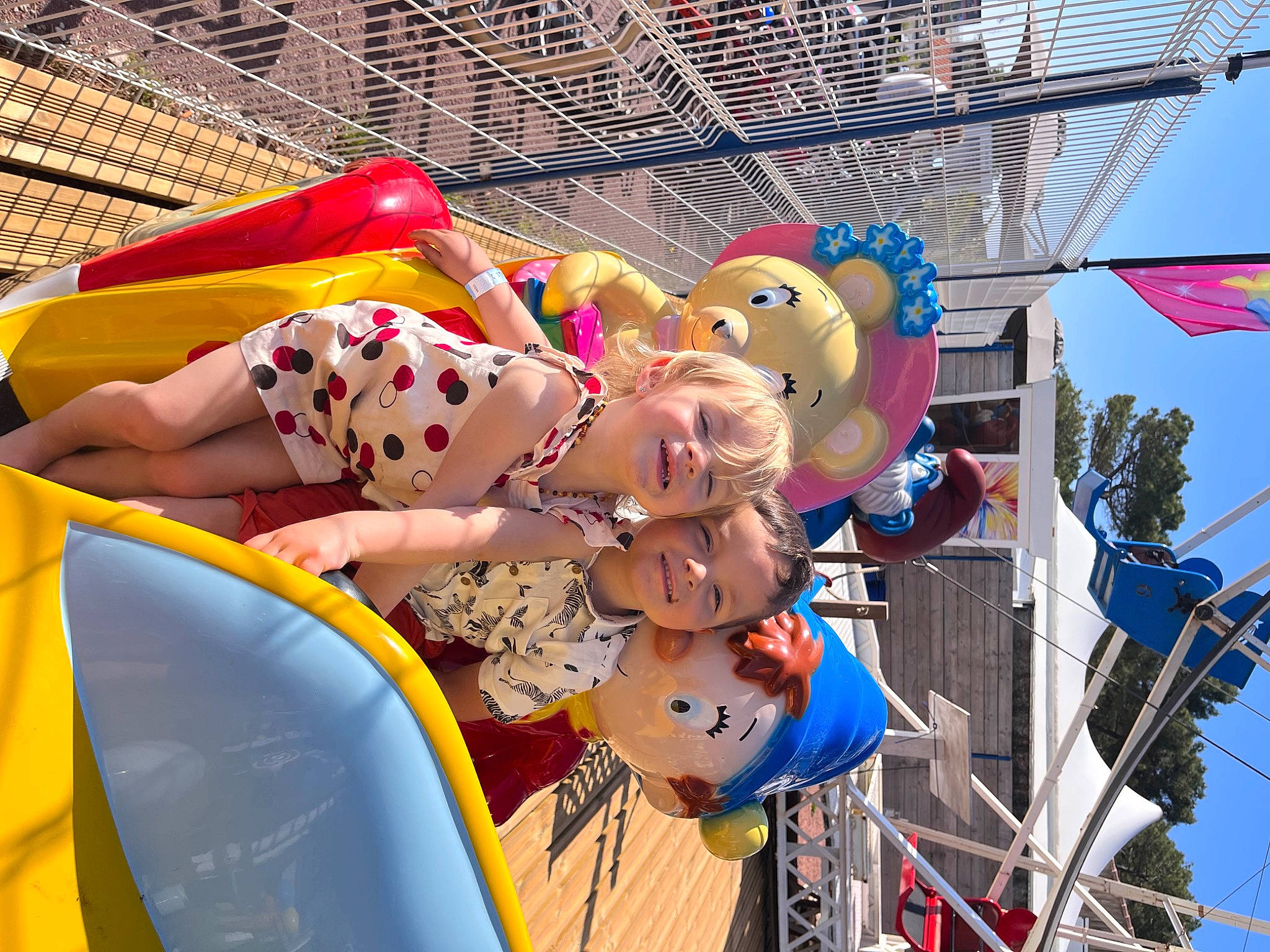 Capucine a rejoint le concours — aidez-le/la à gagner de superbes lots ! balloon, event, festival, fun, hat, joy, leisure, party_supply, pattern, person, pole, public_event, recreation, sky, toy, tree, vacation, world