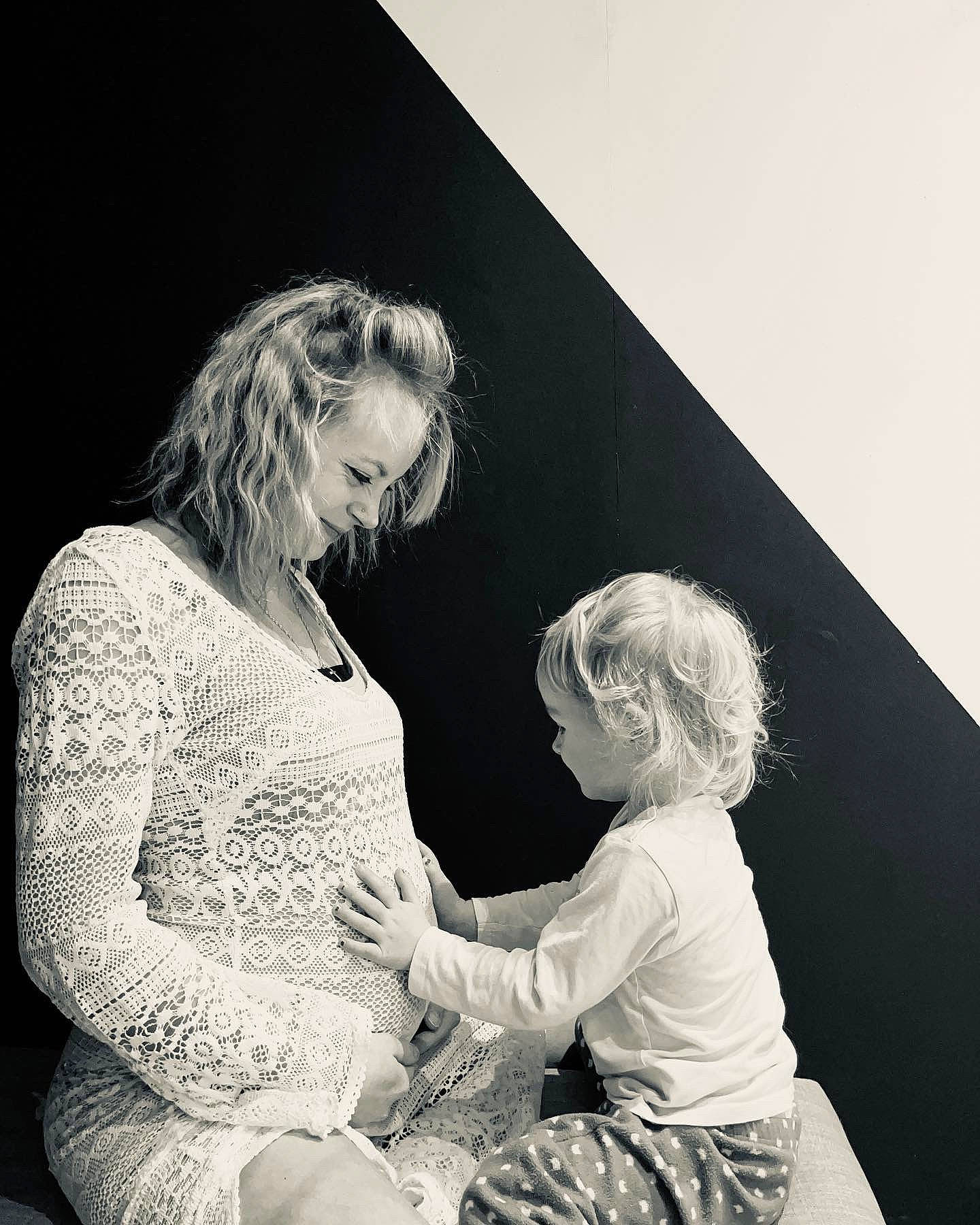 Capucine a rejoint le concours — aidez-le/la à gagner de superbes lots ! art, black, black_and_white, child, elbow, event, fashion_design, flash_photography, gesture, happy, jewellery, monochrome, monochrome_photography, person, retro_style, sitting, smile, stock_photography, style, toddler