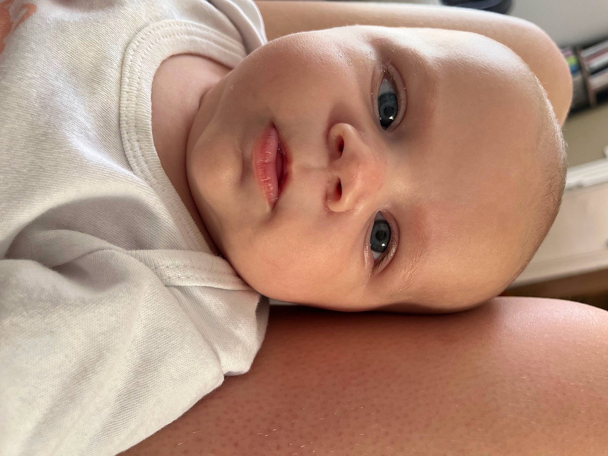 Léona participe au concours pour gagner de l'argent avec cette photo : baby, baby_toddler_clothing, cheek, child, comfort, eye, eyebrow, eyelash, flash_photography, flooring, happy, headgear, human_body, iris, lip, mouth, neck, nose, person, smile