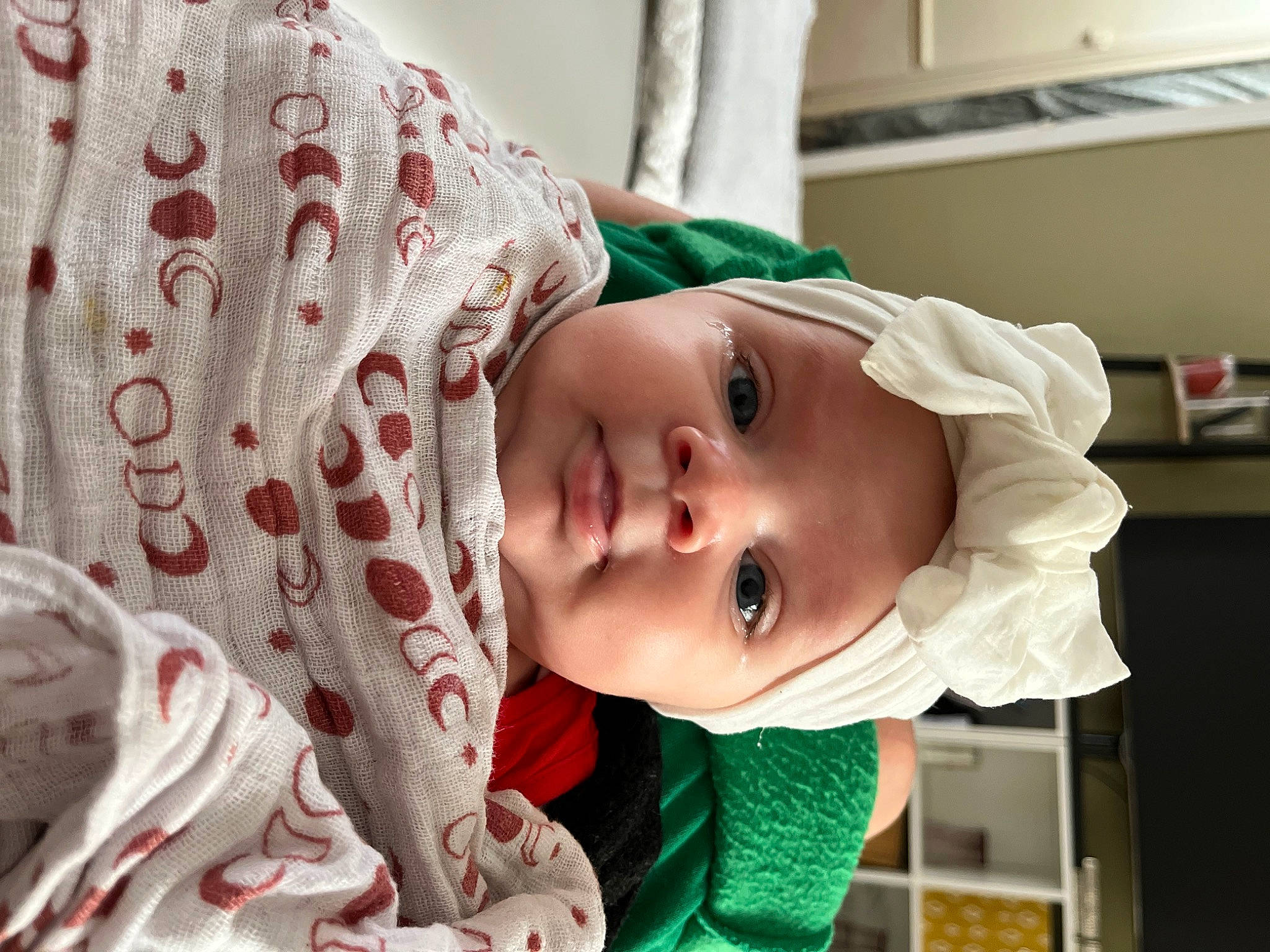 Léona participe au concours pour gagner de l'argent avec cette photo : baby, baby_toddler_clothing, cheek, child, comfort, eye, eyelash, face, happy, hat, headgear, headwear, linens, lip, nose, person, room, skin, sleeve, smile