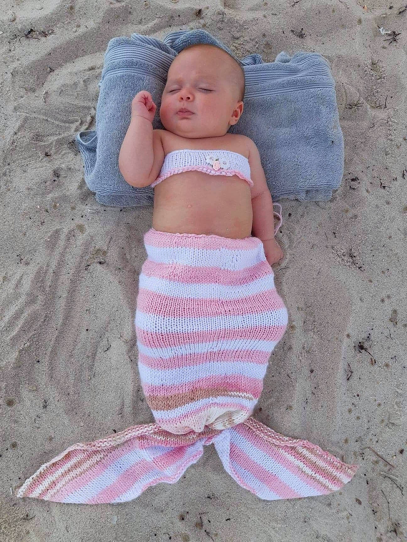 Joanie a rejoint le concours — aidez-le/la à gagner de superbes lots ! baby, baby_products, baby_toddler_clothing, child, linens, pattern, person, pink, product, skin, textile, toddler, vacation