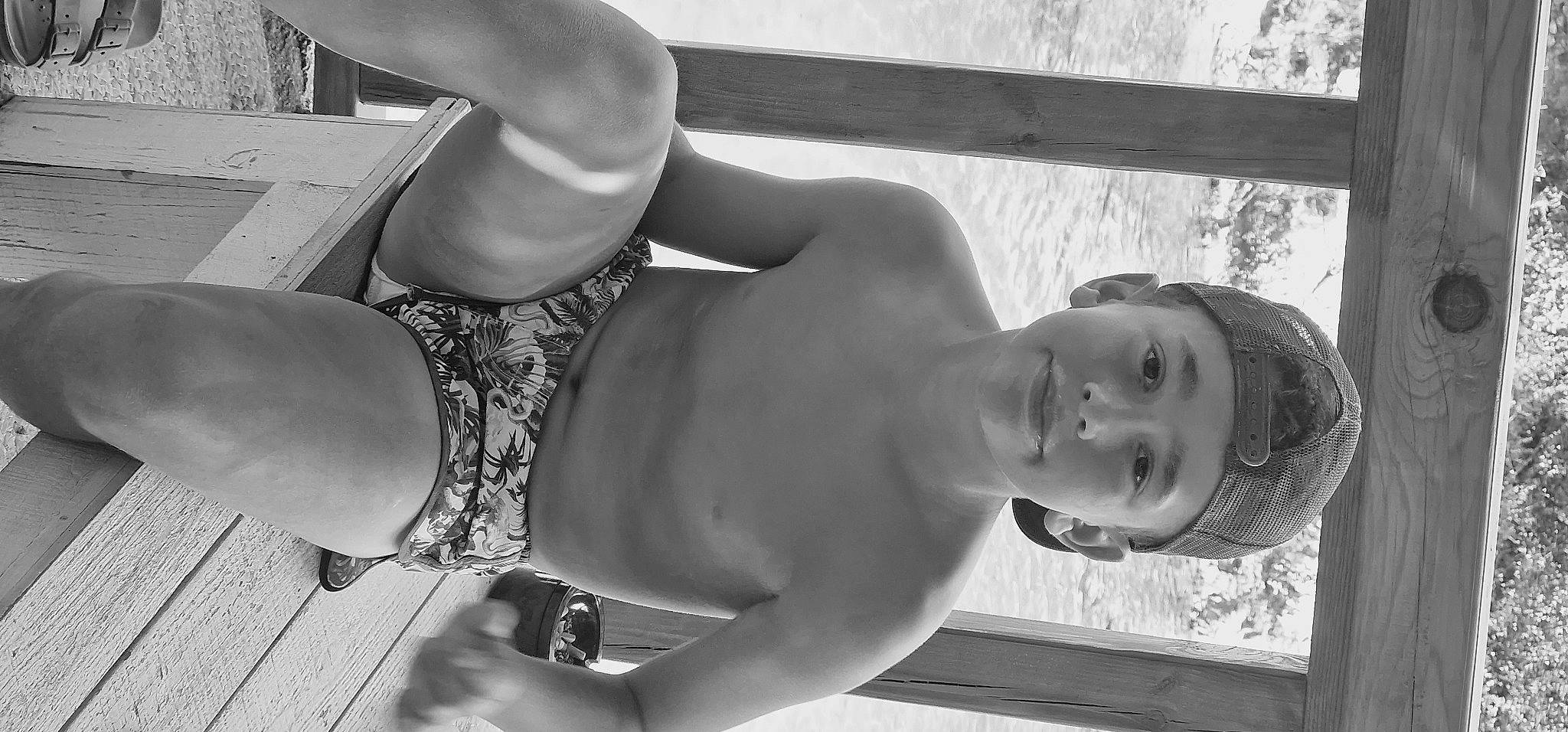 Joseph participe au concours pour gagner de l'argent avec cette photo : abdomen, arm, black_and_white, black_hair, chest, elbow, flash_photography, gesture, happy, headwear, human, human_body, joint, joy, lip, person, shoulder, smile, style, thigh