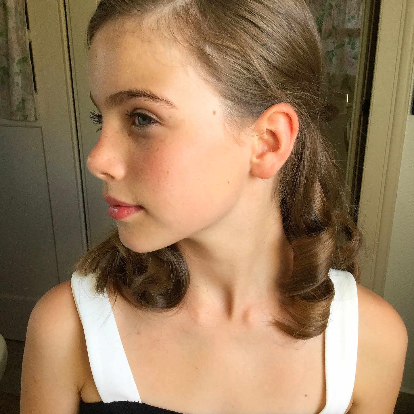 Blanche participe au concours pour gagner de l'argent avec cette photo : ear, forehead, girl, neck