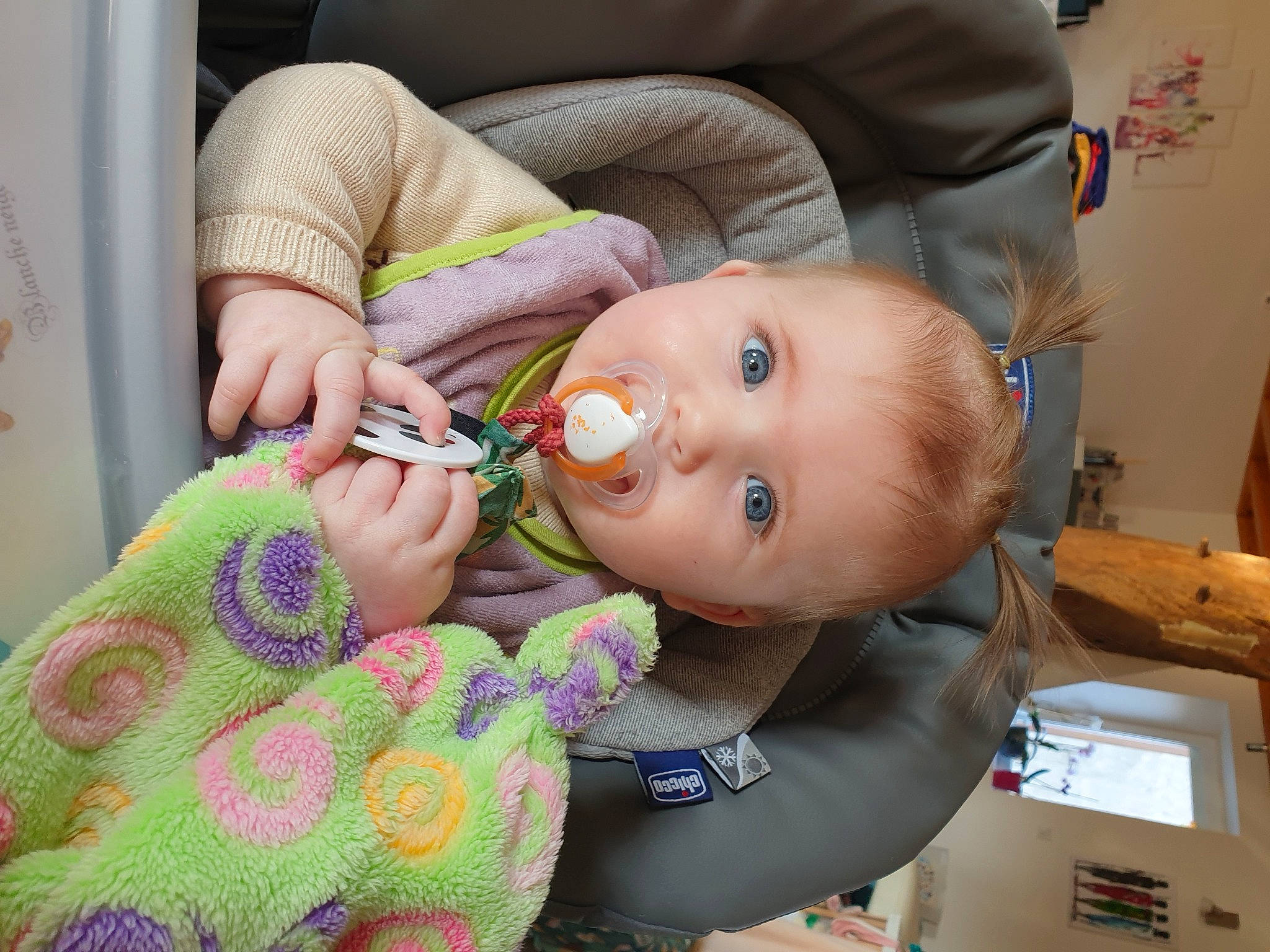 Ambre participe au concours pour gagner de l'argent avec cette photo : baby, baby_products, baby_toddler_clothing, cheek, child, ear, eye, eyebrow, eyelash, finger, fun, hand, happy, iris, lip, mouth, nail, nose, person, thumb