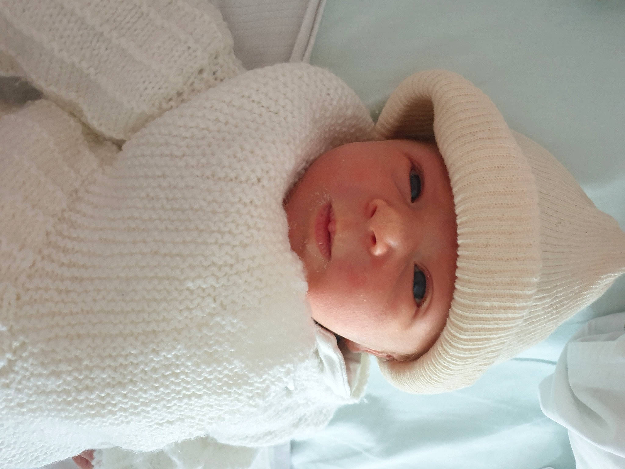 Ambre a rejoint le concours — aidez-le/la à gagner de superbes lots ! baby, baby_toddler_clothing, cheek, comfort, eye, eyebrow, eyelash, face, facial_expression, hand, hat, head, headgear, headwear, human_body, iris, lip, nose, person, skin