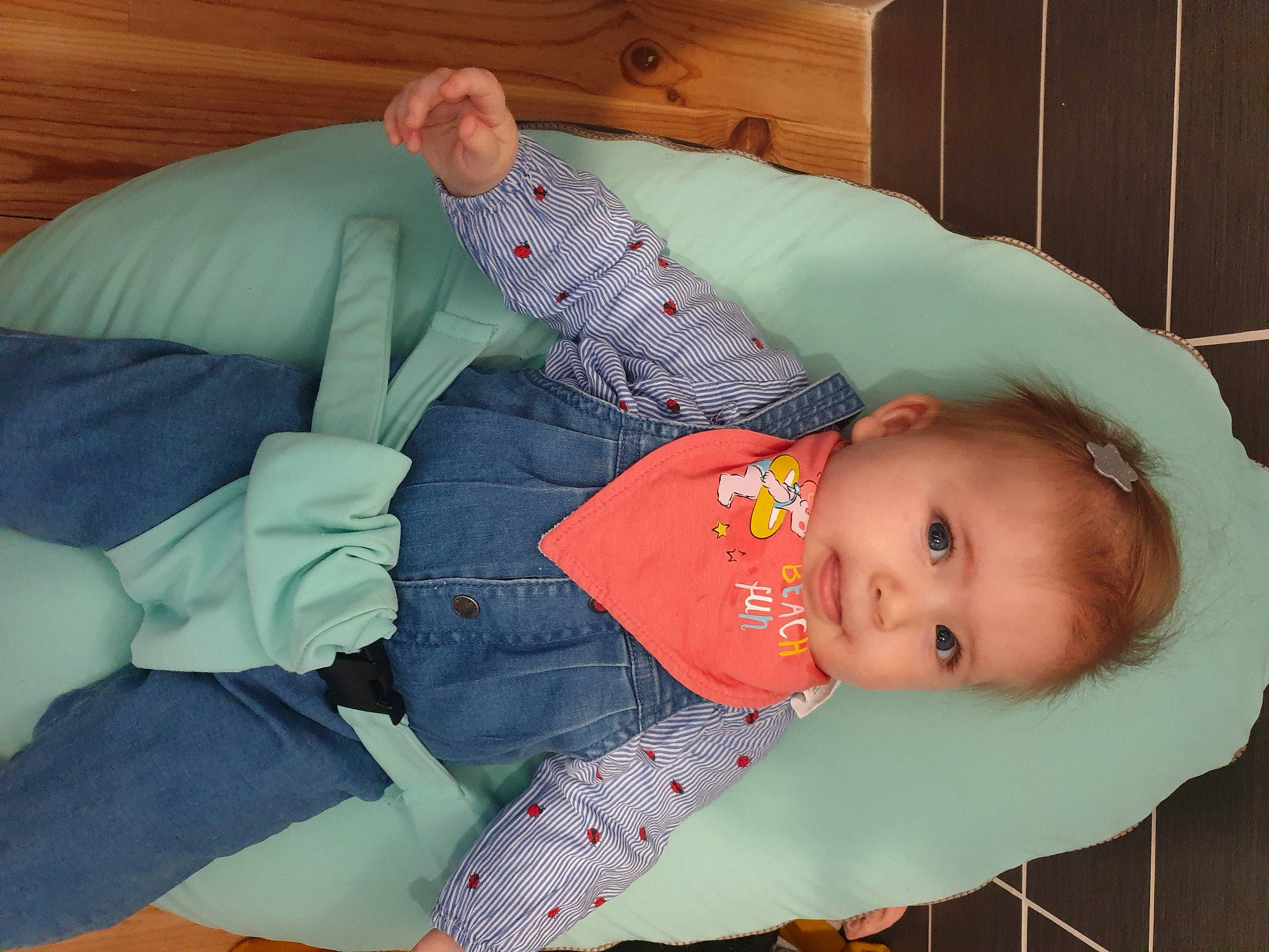 Ambre participe au concours pour gagner de l'argent avec cette photo : baby, baby_products, baby_safety, baby_toddler_clothing, chair, child, comfort, couch, hat, head, lap, linens, nap, person, product, room, sitting, sleep, sleeve, toddler