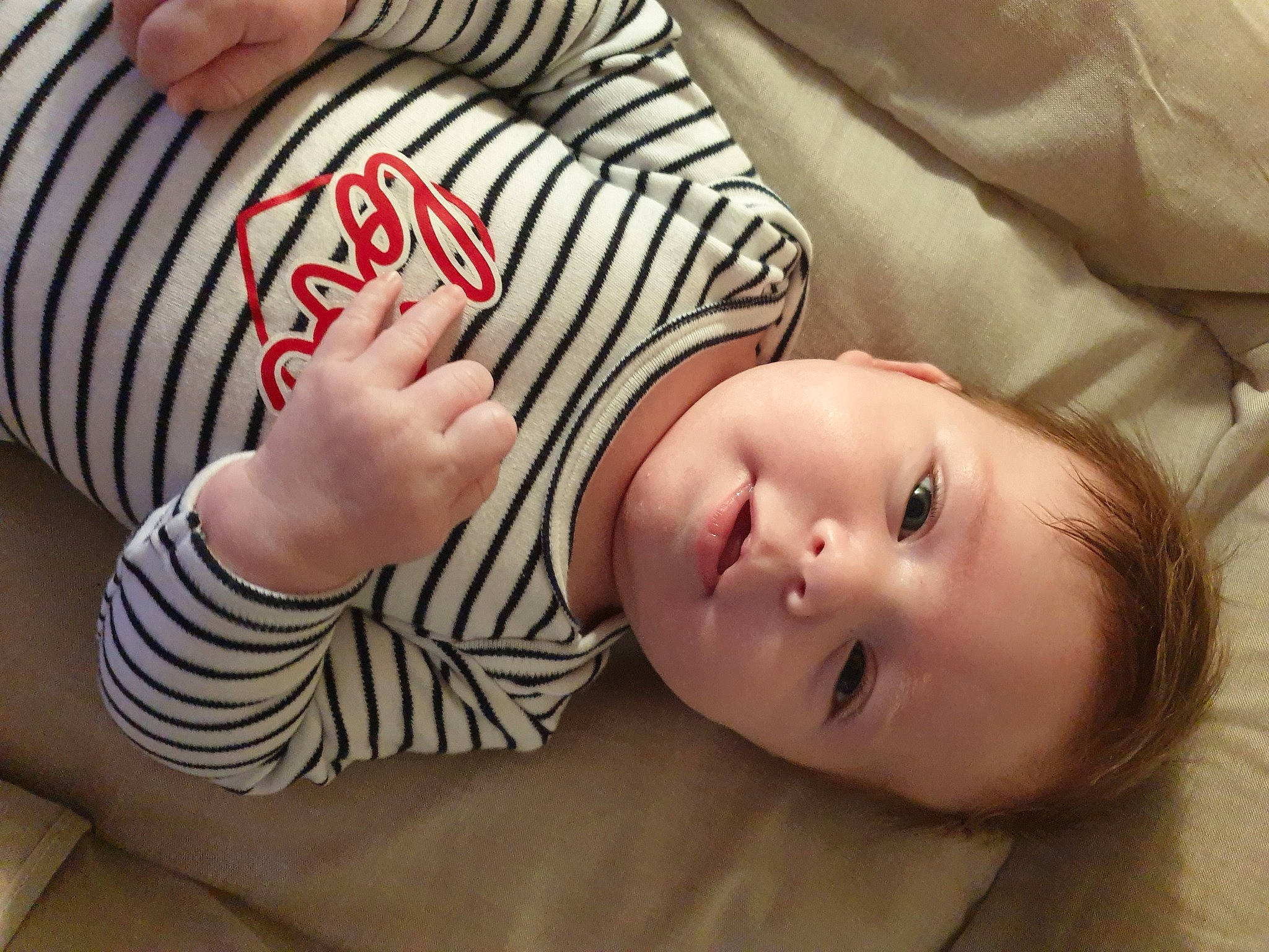 Ambre a rejoint le concours — aidez-le/la à gagner de superbes lots ! baby, baby_toddler_clothing, cheek, comfort, eye, eyelash, face, finger, gesture, hand, head, lip, mammal, mouth, muscle, neck, nose, person, skin, sleeve