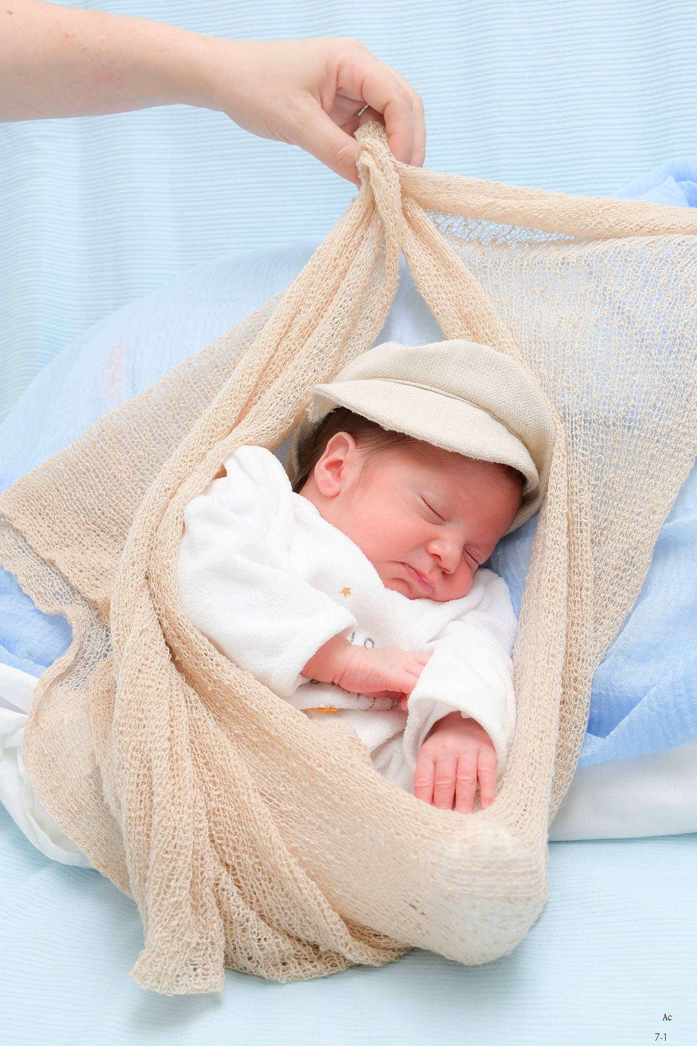 Tyler a rejoint le concours — aidez-le/la à gagner de superbes lots ! baby, baby_products, baby_sleeping, baby_toddler_clothing, bedding, beige, child, comfort, fashion_accessory, headgear, headwear, home_accessories, linens, pattern, peach, person, sleeve, textile, toddler, towel