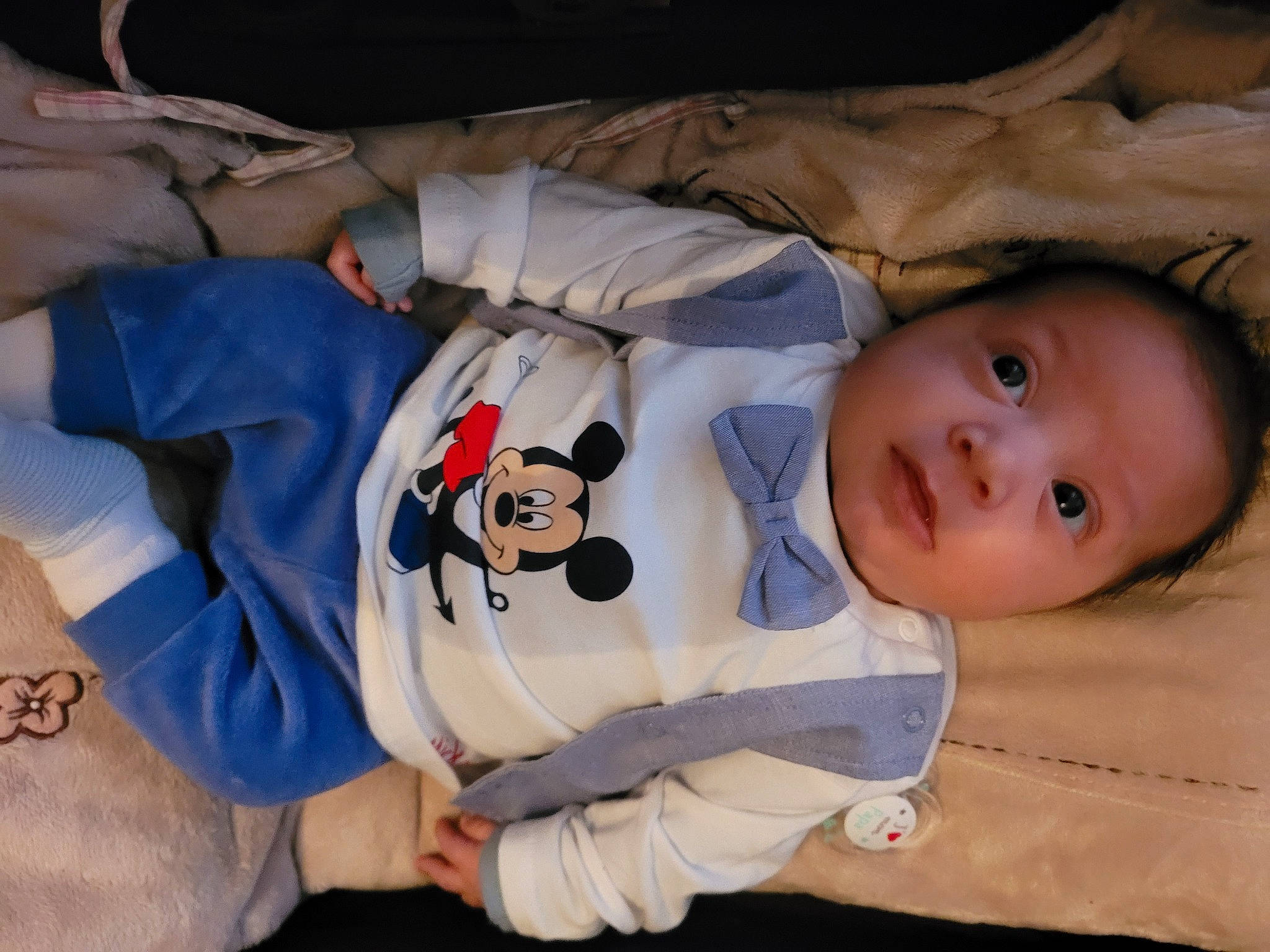 Tyler a rejoint le concours — aidez-le/la à gagner de superbes lots ! baby, baby_products, baby_toddler_clothing, carmine, cheek, child, comfort, linens, mammal, person, sitting, sleep, sleeve, toddler