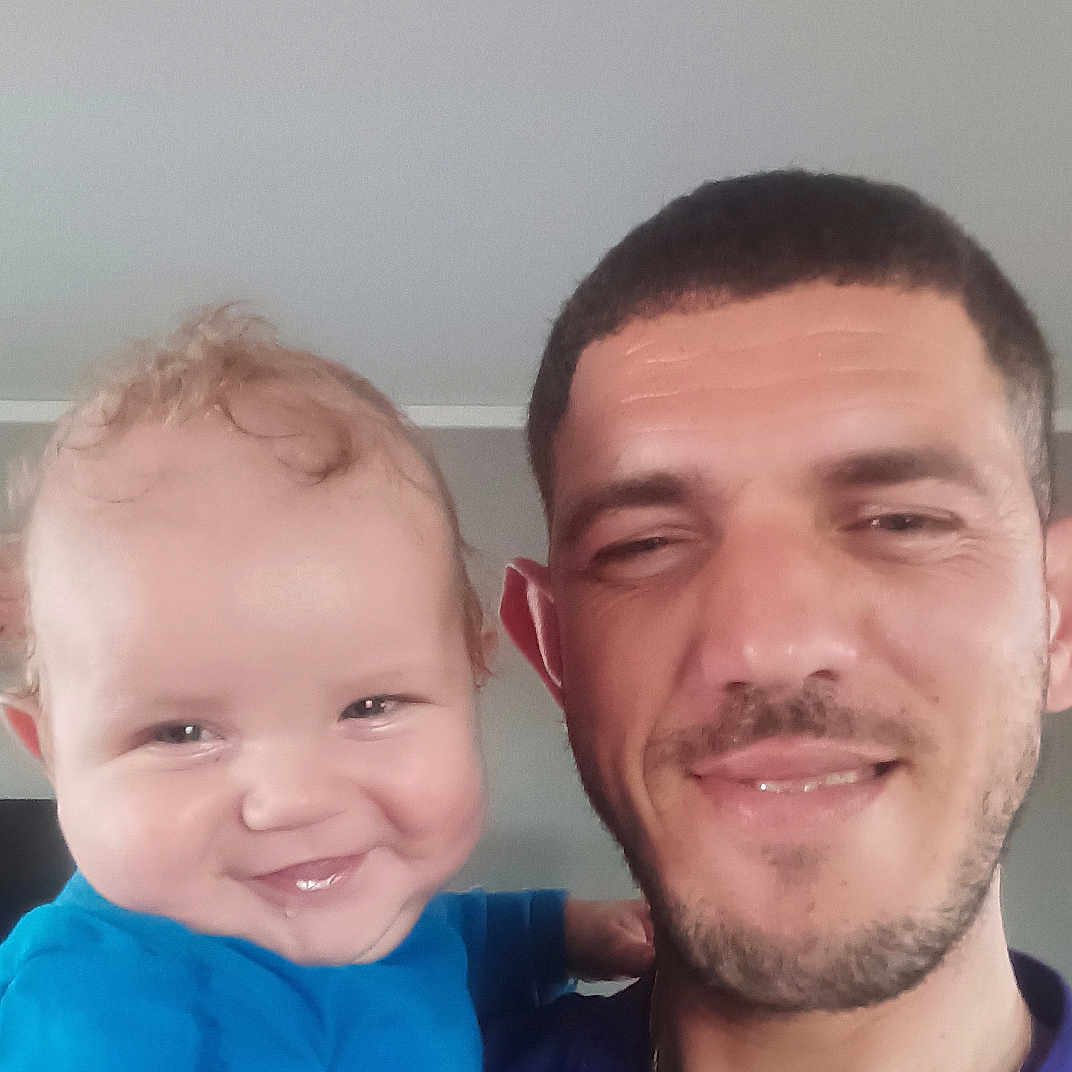 Islem a rejoint le concours — aidez-le/la à gagner de superbes lots ! baby, blue_clothing, casual, child, drool, face, facial_hair, family, happy, head, holding, indoor, joy, man, person, portrait, short_hair, skin, smile, together