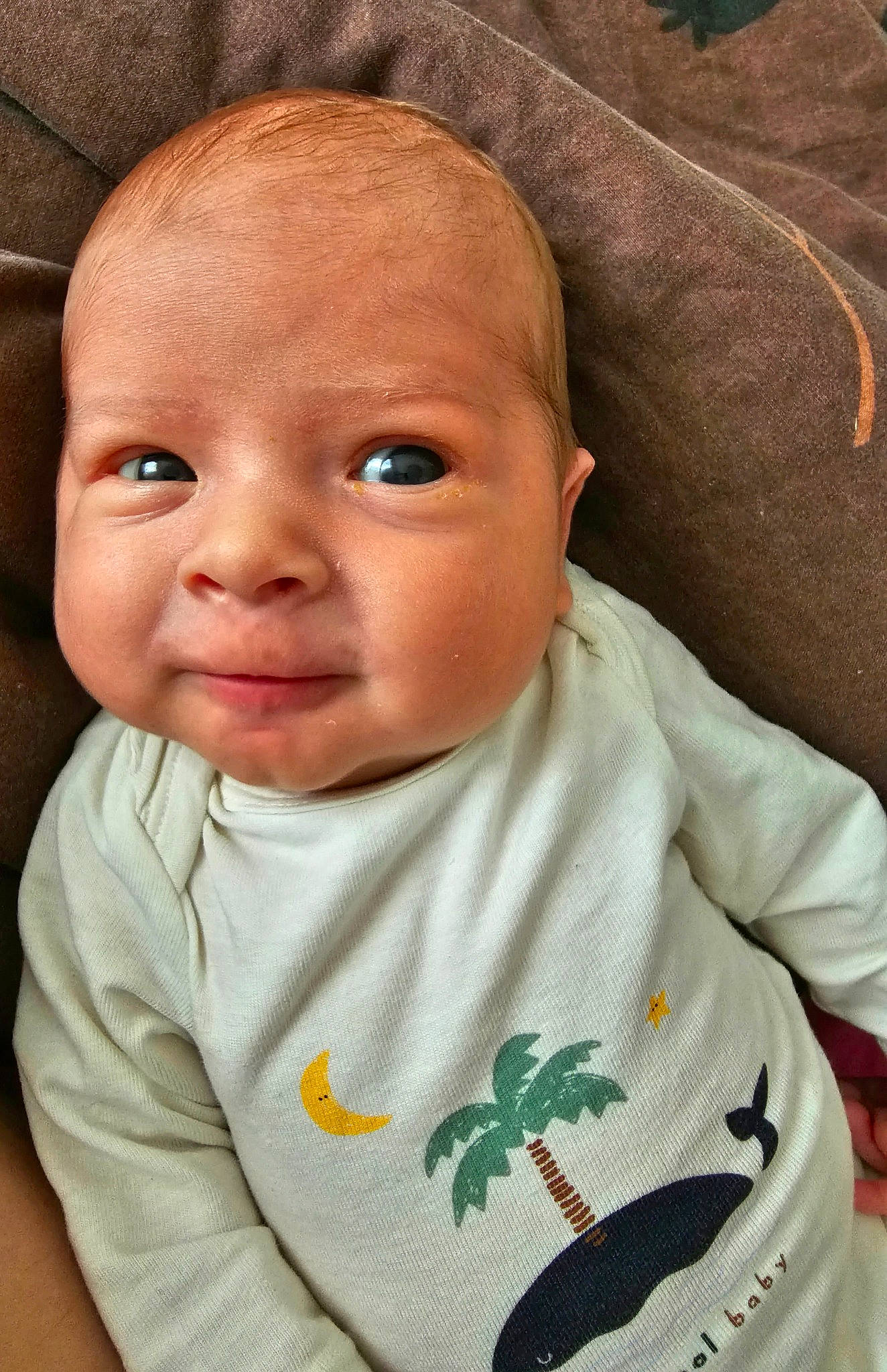 Enora a rejoint le concours — aidez-le/la à gagner de superbes lots ! baby, baby_toddler_clothing, cheek, child, chin, comfort, eye, eyebrow, eyelash, facial_expression, forehead, iris, linens, lip, mouth, nose, person, skin, sleeve, toddler