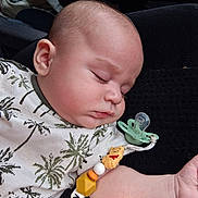 Keyden a rejoint le concours — aidez-le/la à gagner de superbes lots ! baby, sleeping, pacifier, beads, winnie_the_pooh, clothing, infant, face, hand, pattern, fabric, resting, cute, child, portrait, peaceful, closeup, skin, indoor, comfort