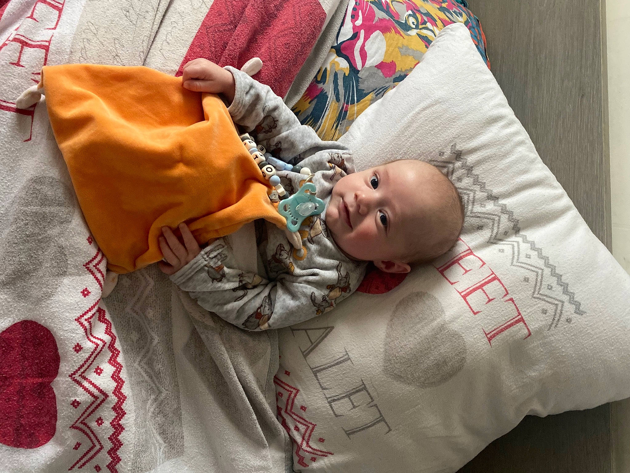 Emilio a rejoint le concours — aidez-le/la à gagner de superbes lots ! baby, baby_products, baby_toddler_clothing, beauty, bedding, bedtime, child, comfort, couch, hand, head, linens, pattern, people, person, product, skin, sleeve, t_shirt, textile