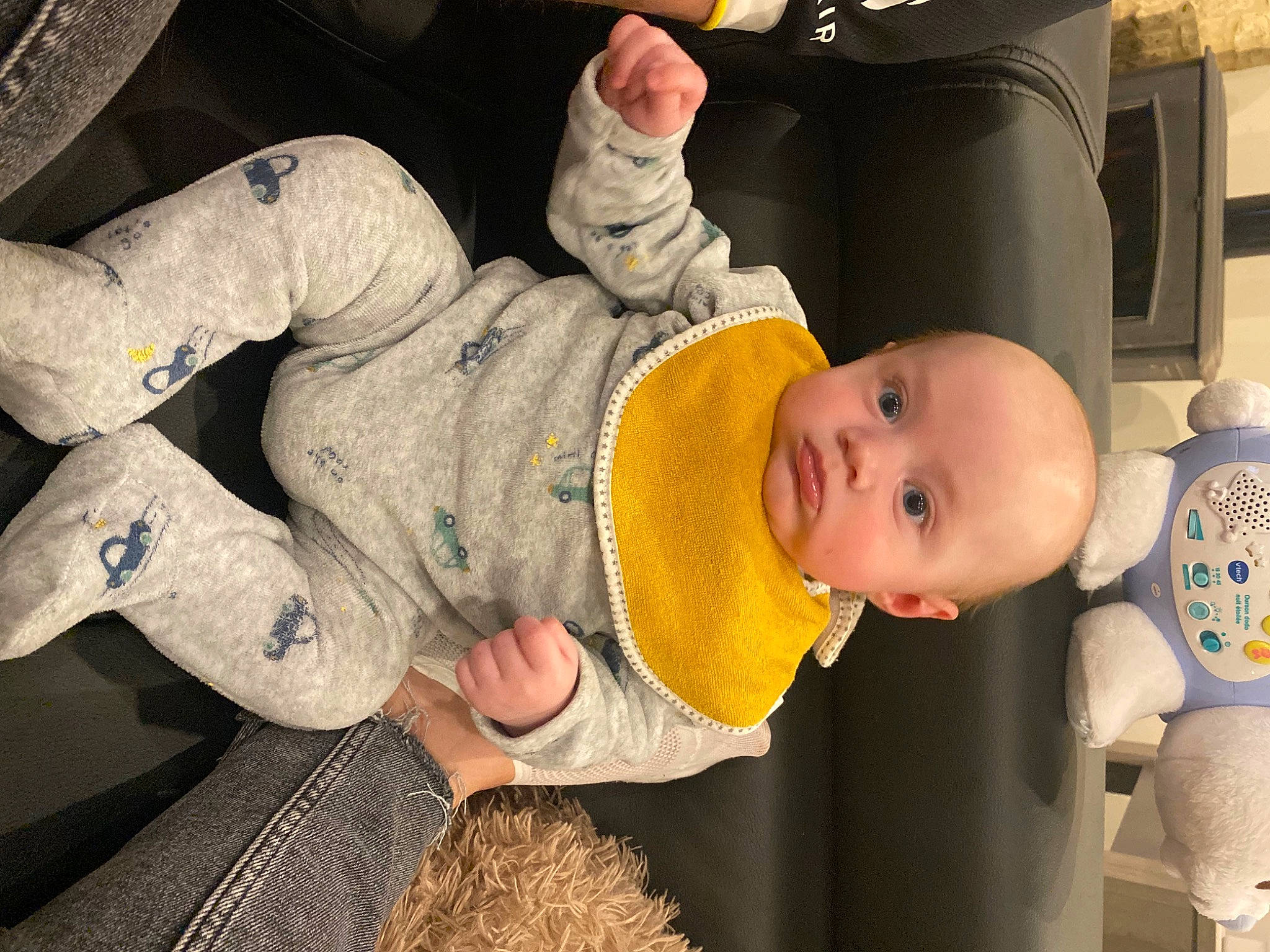 Emilio a rejoint le concours — aidez-le/la à gagner de superbes lots ! baby, baby_products, baby_safety, baby_sleeping, baby_toddler_clothing, cheek, child, comfort, finger, fun, fur, gesture, happy, human_body, person, room, sitting, skin, stuffed_toy, thumb