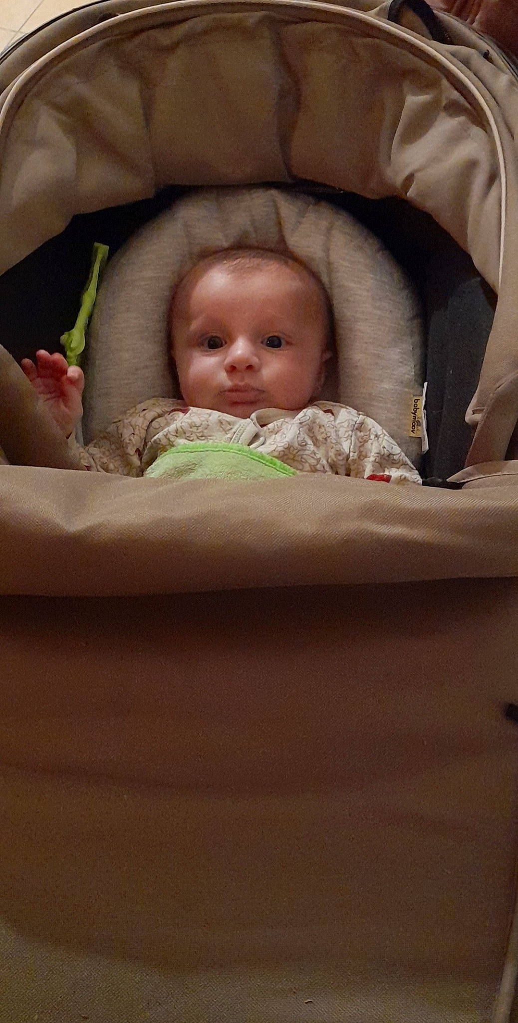 Menzo a rejoint le concours — aidez-le/la à gagner de superbes lots ! baby, baby_products, baby_safety, baby_toddler_clothing, cheek, child, comfort, eye, face, hairstyle, head, human, linens, mammal, mouth, person, sitting, skin, textile, toddler