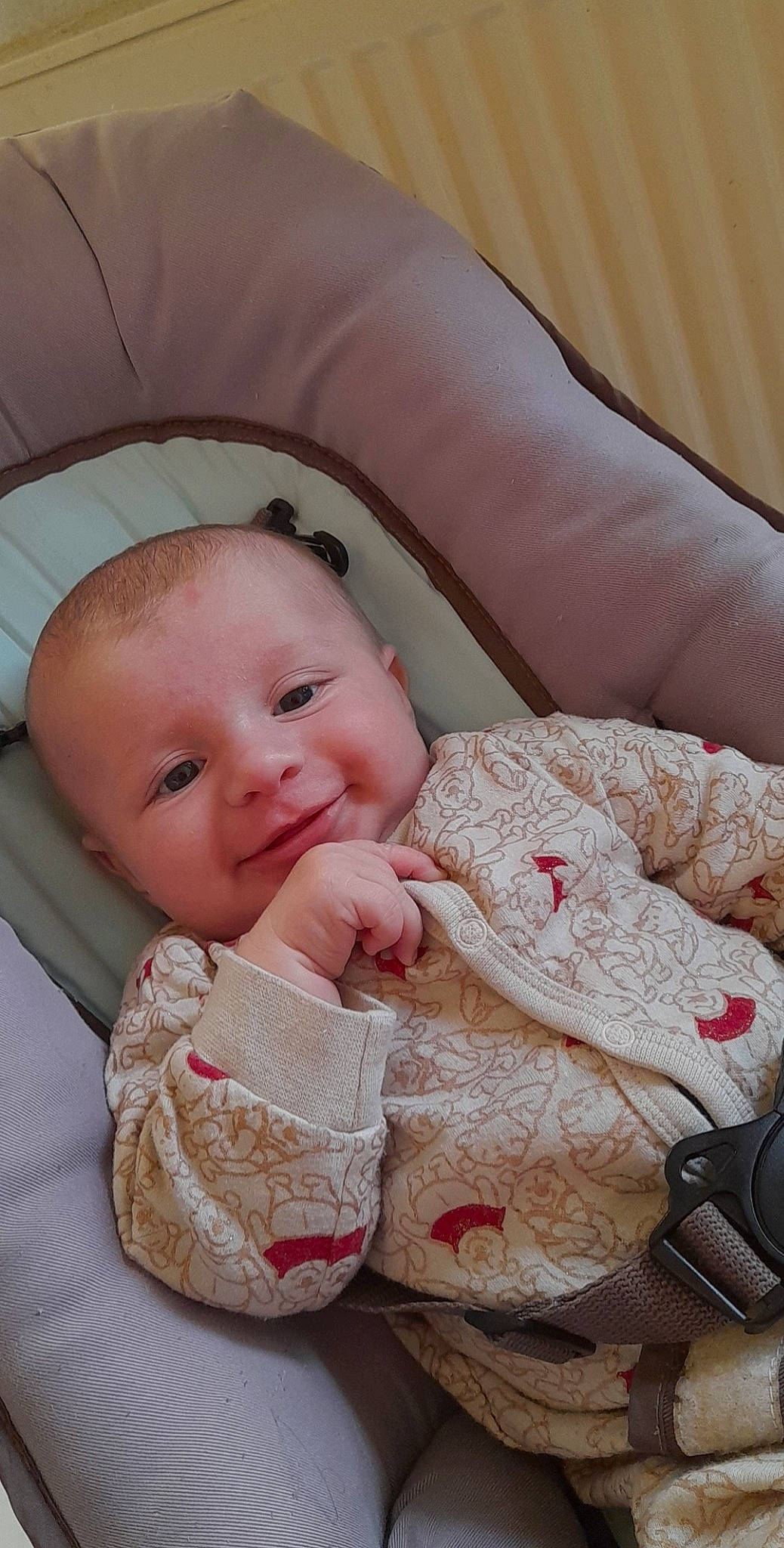 Menzo participe au concours pour gagner de l'argent avec cette photo : baby, baby_products, baby_toddler_clothing, cheek, child, comfort, couch, eye, eyelash, iris, joy, linens, lip, pattern, person, room, sitting, skin, sleeve, smile