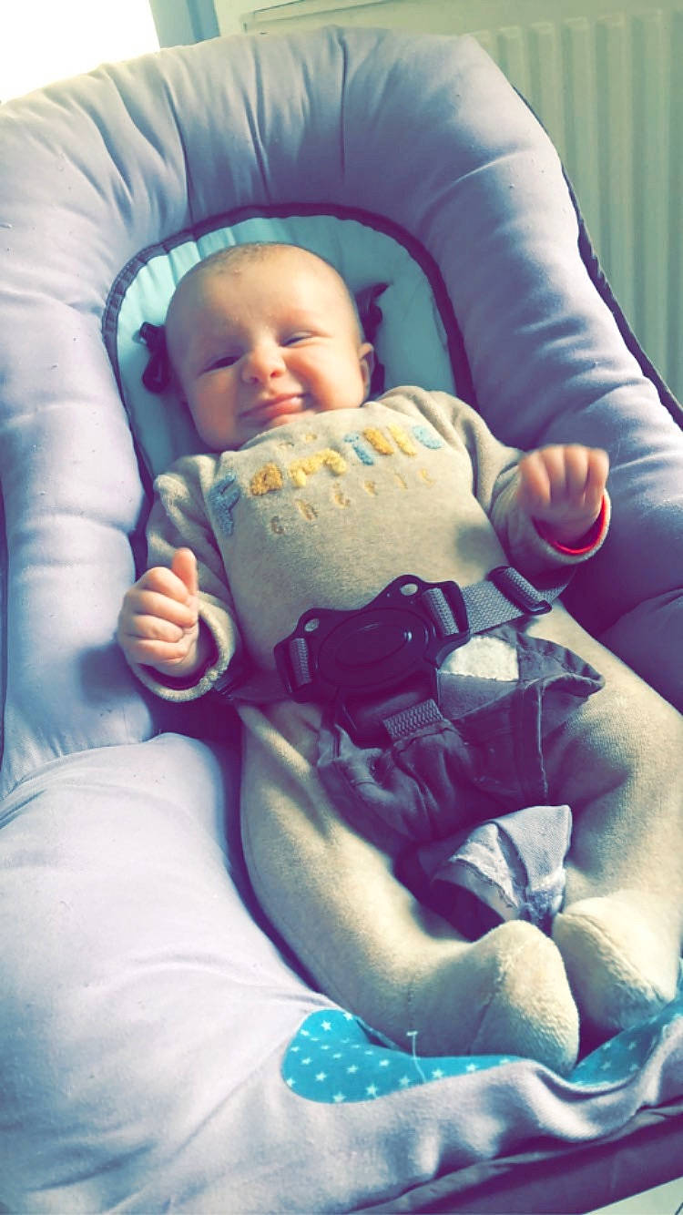 Menzo a rejoint le concours — aidez-le/la à gagner de superbes lots ! arm, baby, baby_in_car_seat, baby_sleeping, baby_toddler_clothing, cheek, child, comfort, eye, face, finger, head, human, human_body, lap, leg, mouth, person, skin, smile