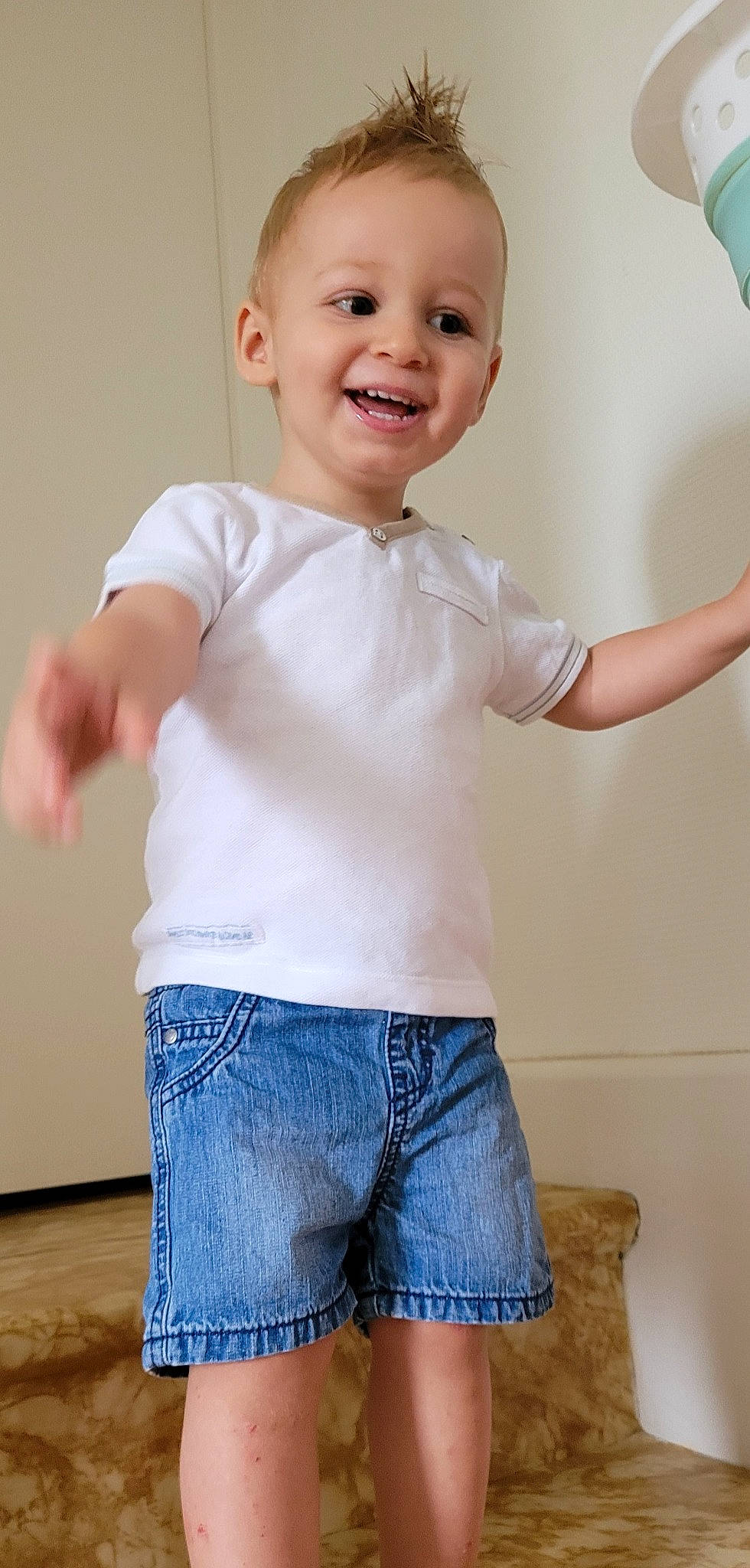 Kaïs a rejoint le concours — aidez-le/la à gagner de superbes lots ! arm, baby_toddler_clothing, cheek, clothing, eye, face, hand, happy, head, human_body, joint, joy, leg, neck, nose, person, skin, sleeve, smile, standing