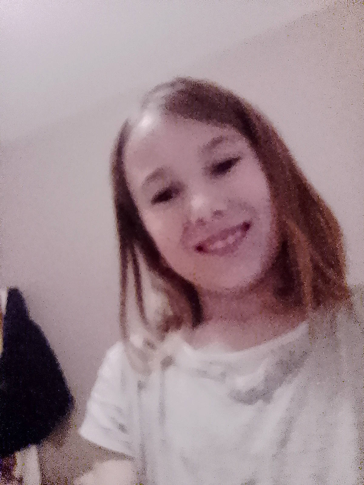 Leila a rejoint le concours — aidez-le/la à gagner de superbes lots ! bangs, black_hair, brown_hair, eyebrow, eyelash, flash_photography, gesture, happy, iris, jaw, joy, layered_hair, lip, long_hair, monochrome, neck, nose, person, selfie, shoulder