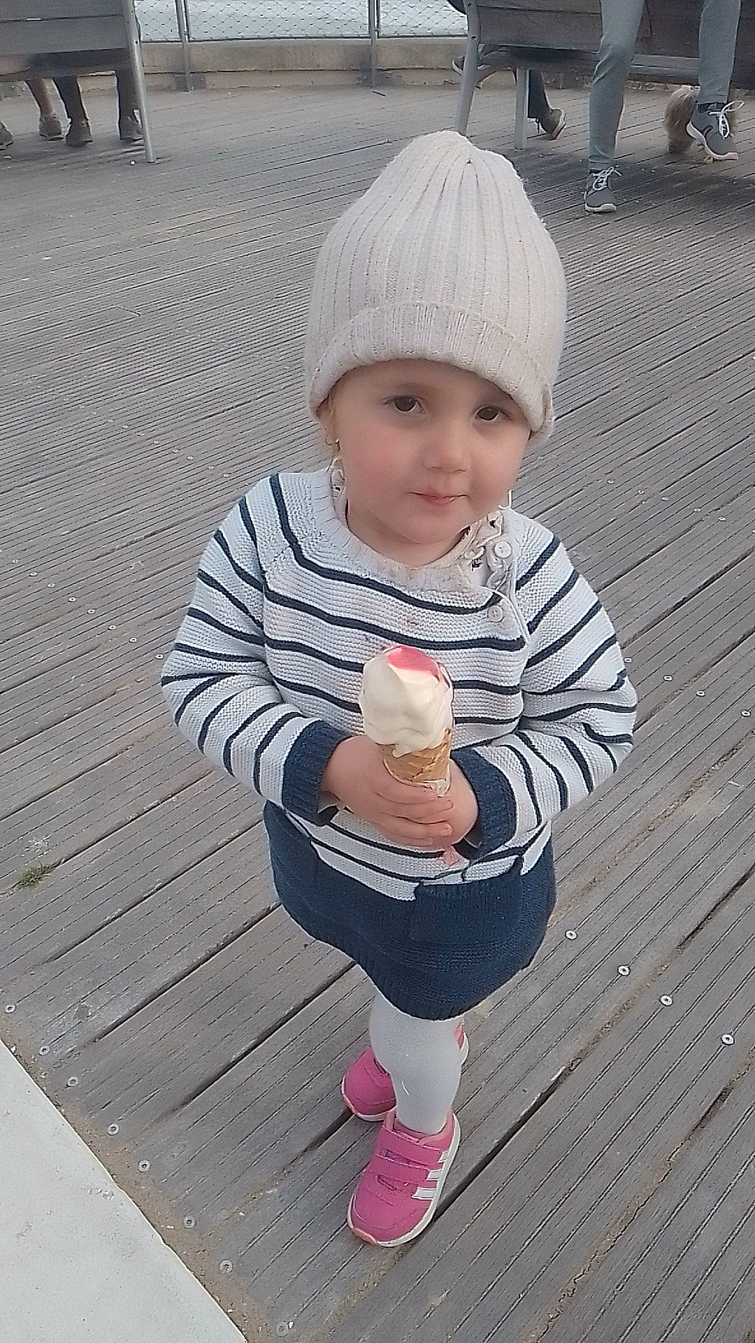 Donna a rejoint le concours — aidez-le/la à gagner de superbes lots ! baby_toddler_clothing, cap, child, clothing, dairy, dessert, facial_expression, food, frozen_dessert, fun, hand, happy, headwear, ice_cream, ice_cream_cone, pattern, person, play, sleeve, smile