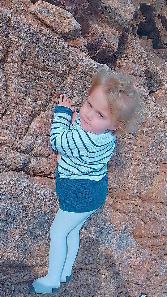 Donna a rejoint le concours — aidez-le/la à gagner de superbes lots ! azure, baby, baby_toddler_clothing, beauty, bedrock, electric_blue, eye, hair, happy, human_body, knee, person, sleeve, smile, t_shirt, thigh, toddler, tree, trunk, waist