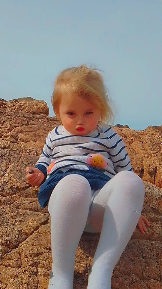 Donna participe au concours pour gagner de l'argent avec cette photo : barefoot, electric_blue, eye, flash_photography, fun, hair, happy, head, human_body, human_leg, knee, leisure, people, people_in_nature, person, sky, sportswear, t_shirt, thigh, toddler