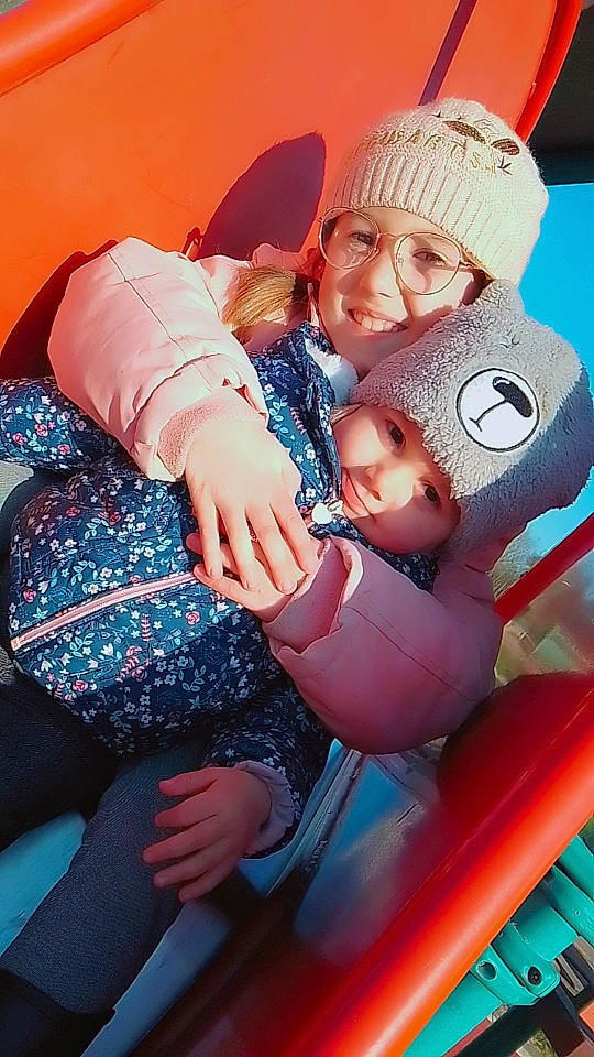 Donna a rejoint le concours — aidez-le/la à gagner de superbes lots ! baby, baby_toddler_clothing, cap, comfort, event, finger, fun, hand, happy, hat, headwear, joy, lap, mouth, organ, person, photograph, pink, red, smile