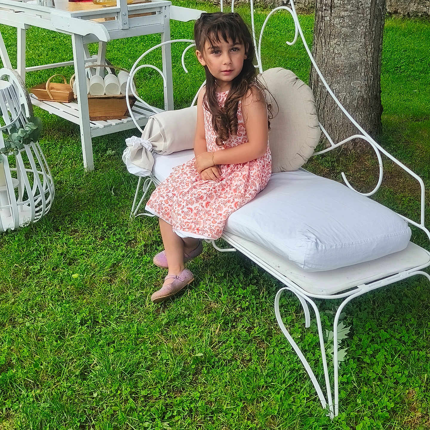 Loona participe au concours pour gagner de l'argent avec cette photo : bench, casual, child, cushion, daylight, decor, dress, furniture, girl, grass, greenery, nature, outdoor, portrait, sitting, summer, tree, white, wrought_iron, young