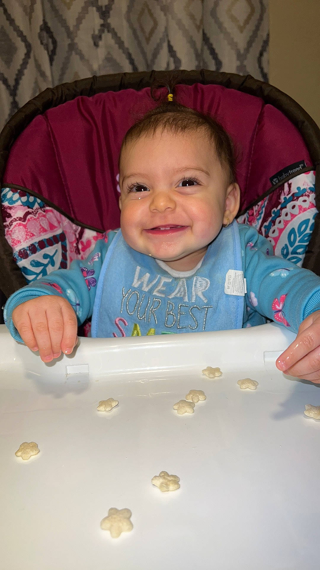 Anahí is registered to the contest to win money with this photo: baby, baby_products, baby_toddler_clothing, bib, cheek, child, chin, eye, facial_expression, finger, fun, happy, joy, person, product, sitting, skin, sleeve, smile, textile