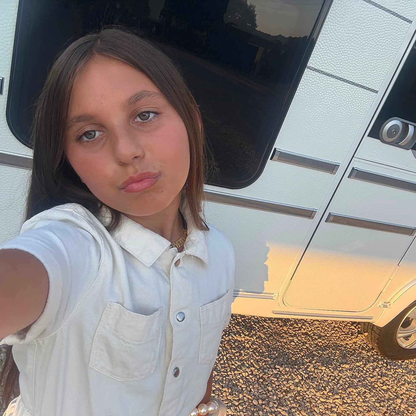 Merveille participe au concours pour gagner de l'argent avec cette photo : camper_van, casual, child, daylight, door, girl, gravel, long_hair, nature, outdoor, person, portrait, pout, selfie, sunlight, travel, vehicle, wheel, white_shirt, window