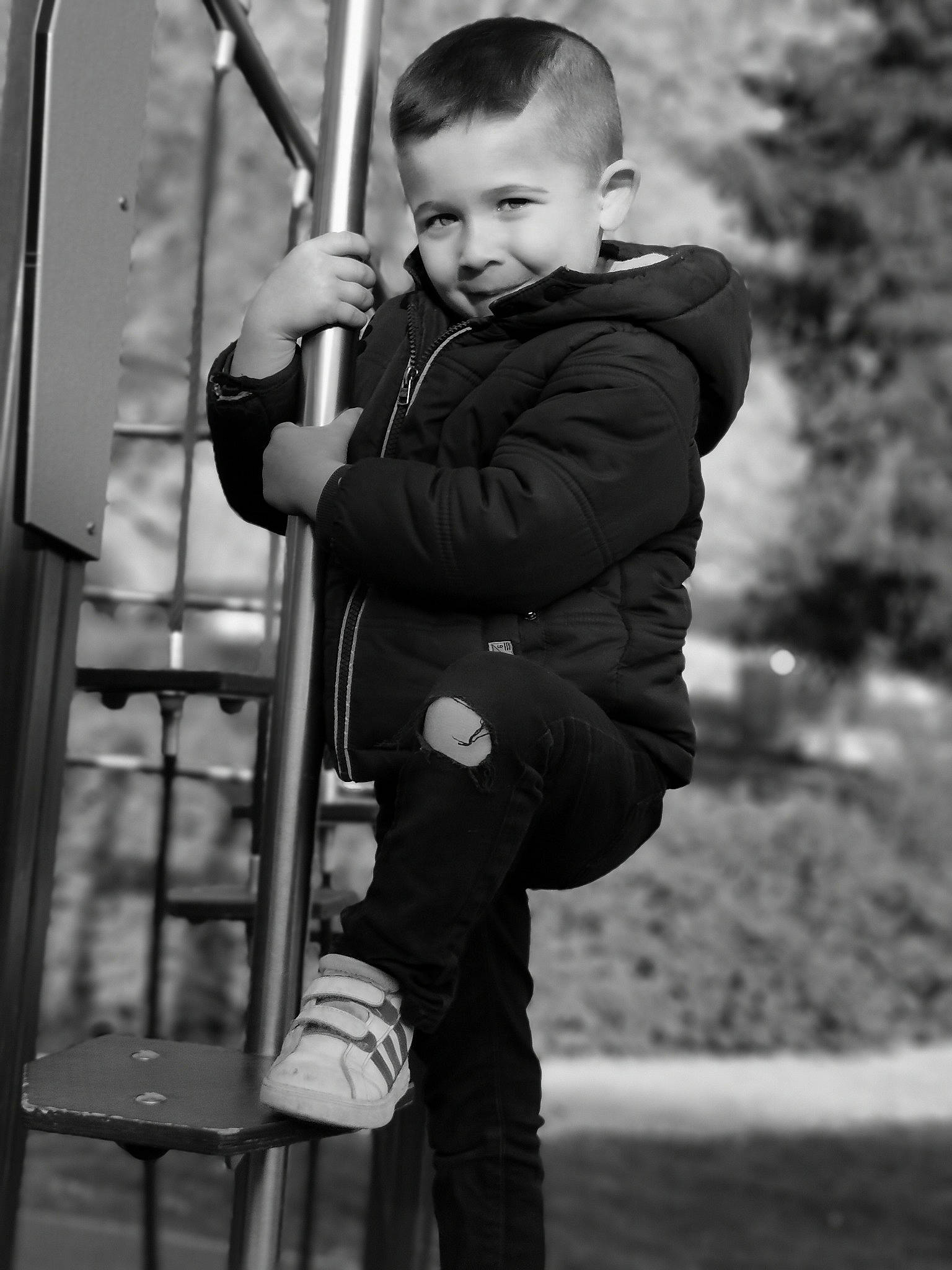 Sheldon a rejoint le concours — aidez-le/la à gagner de superbes lots ! black_and_white, child, male, monochrome, monochrome_photography, person, photograph, photography, play, playground, smile, snapshot, standing, style, toddler