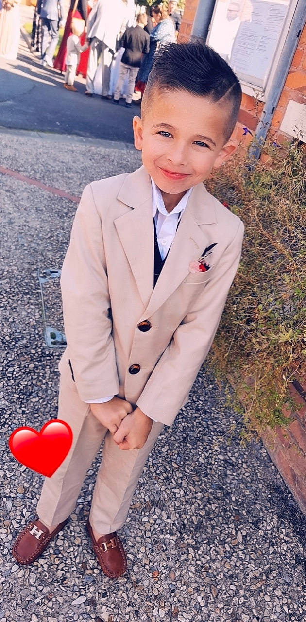 Sheldon participe au concours pour gagner de l'argent avec cette photo : balloon, blazer, blurred, collar, cool, dress_shirt, facial_expression, fashion, formal_wear, hairstyle, happy, human, joy, outerwear, person, photograph, plant, sleeve, smile, standing