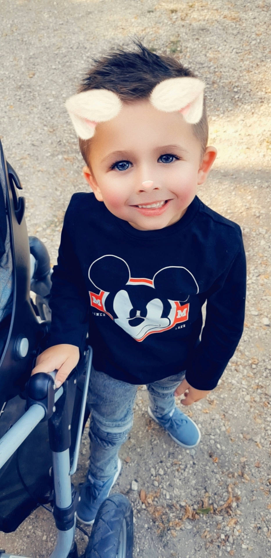 Sheldon participe au concours pour gagner de l'argent avec cette photo : baby, baby_products, baby_toddler_clothing, cheek, child, cool, ear, head, joy, lip, male, outerwear, person, pocket, product, skin, sleeve, smile, standing, t_shirt